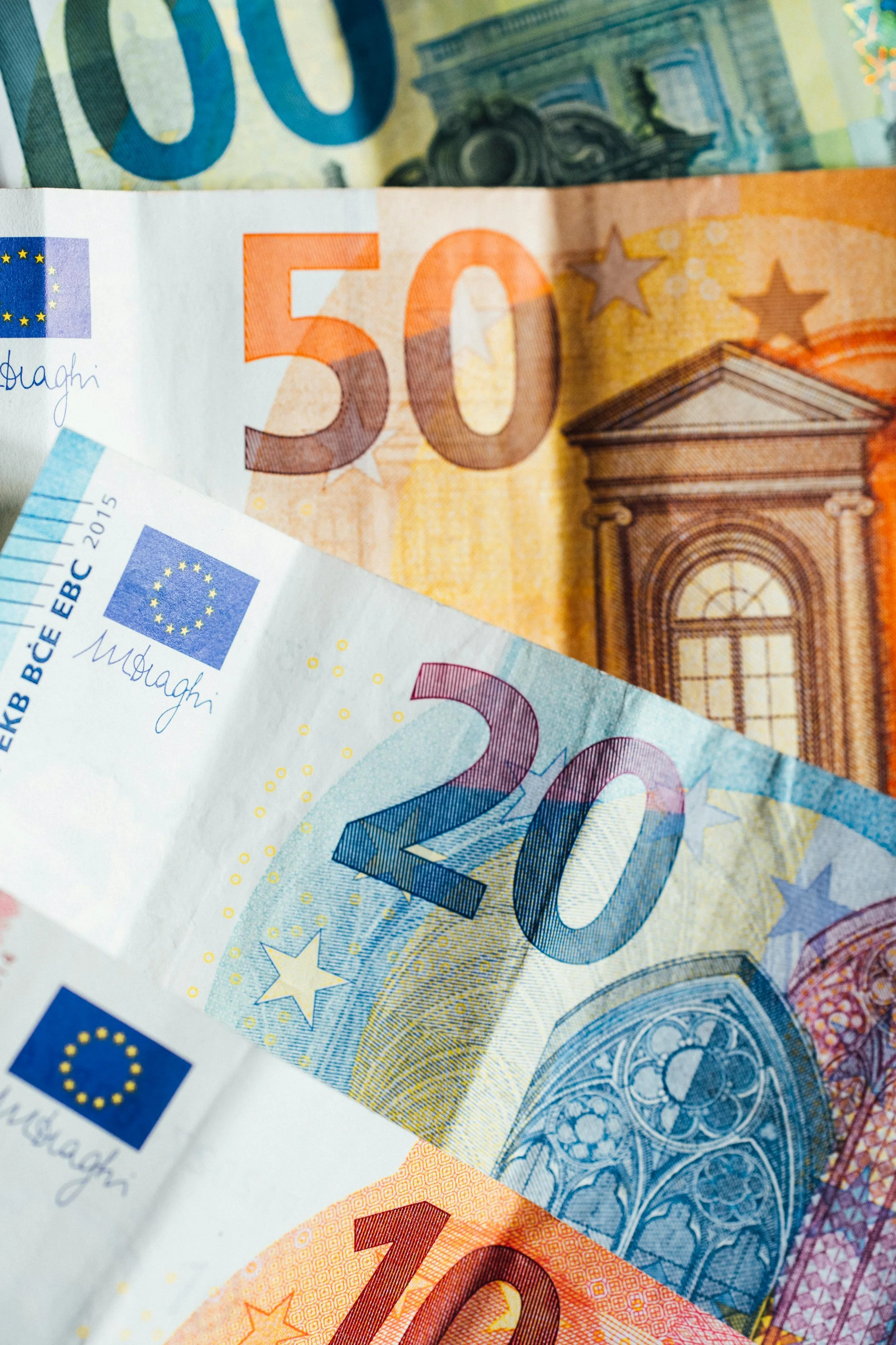Nahaufnahme von Euro-Banknoten im Wert von 50, 20 und 10 Euro.