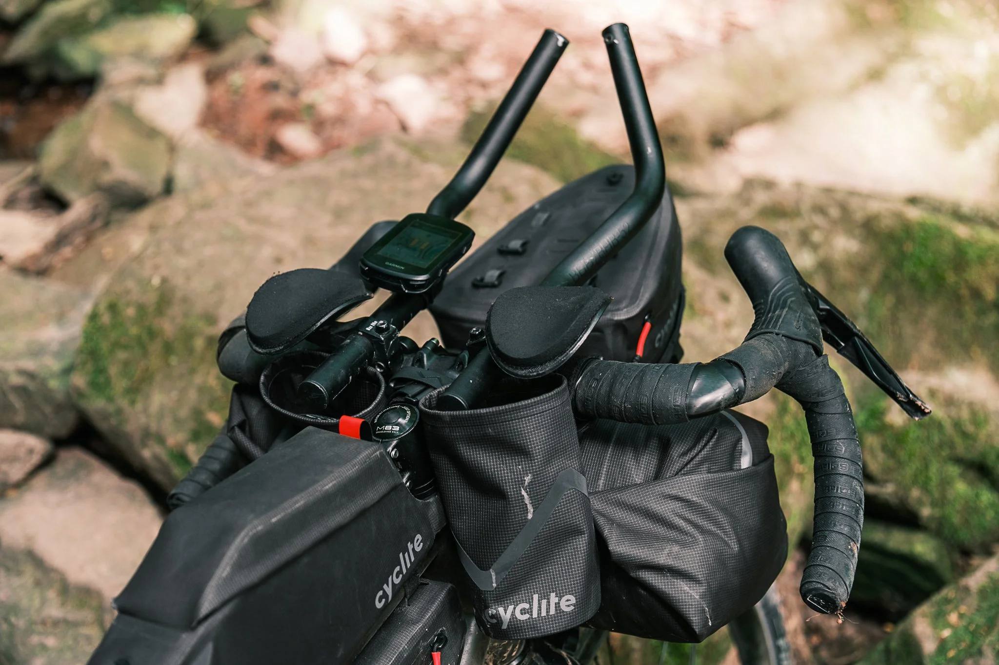 Aerobars bieten beim Bikepacking eine komfortabel Sitzoption und eine zusätzliche Befestigungsmöglichkeit für weiteres Gepäck