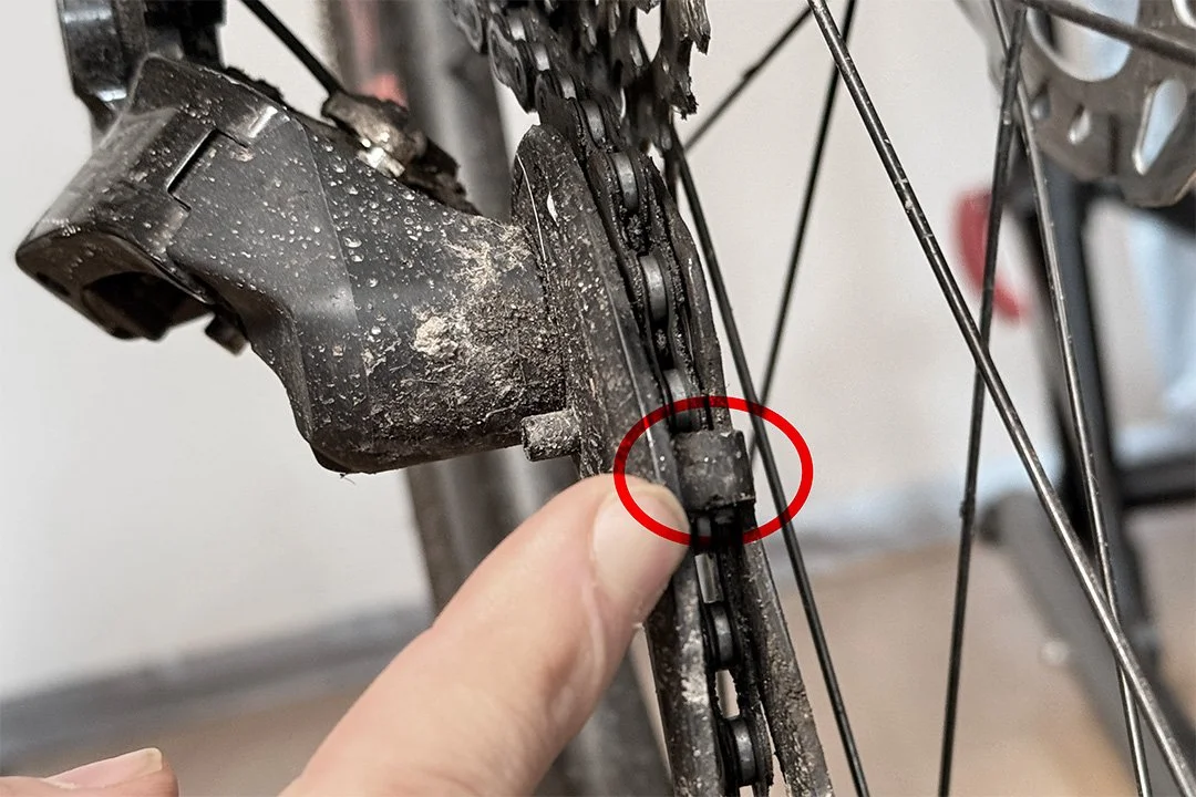 Richtige Montage der Fahrradkette. das Bild zeigt den Pin bzw die Brücke am Schaltwerk. Die Kettenführung wird erklärt (Häufiger Fehler beim Wechsel auf Wachs)