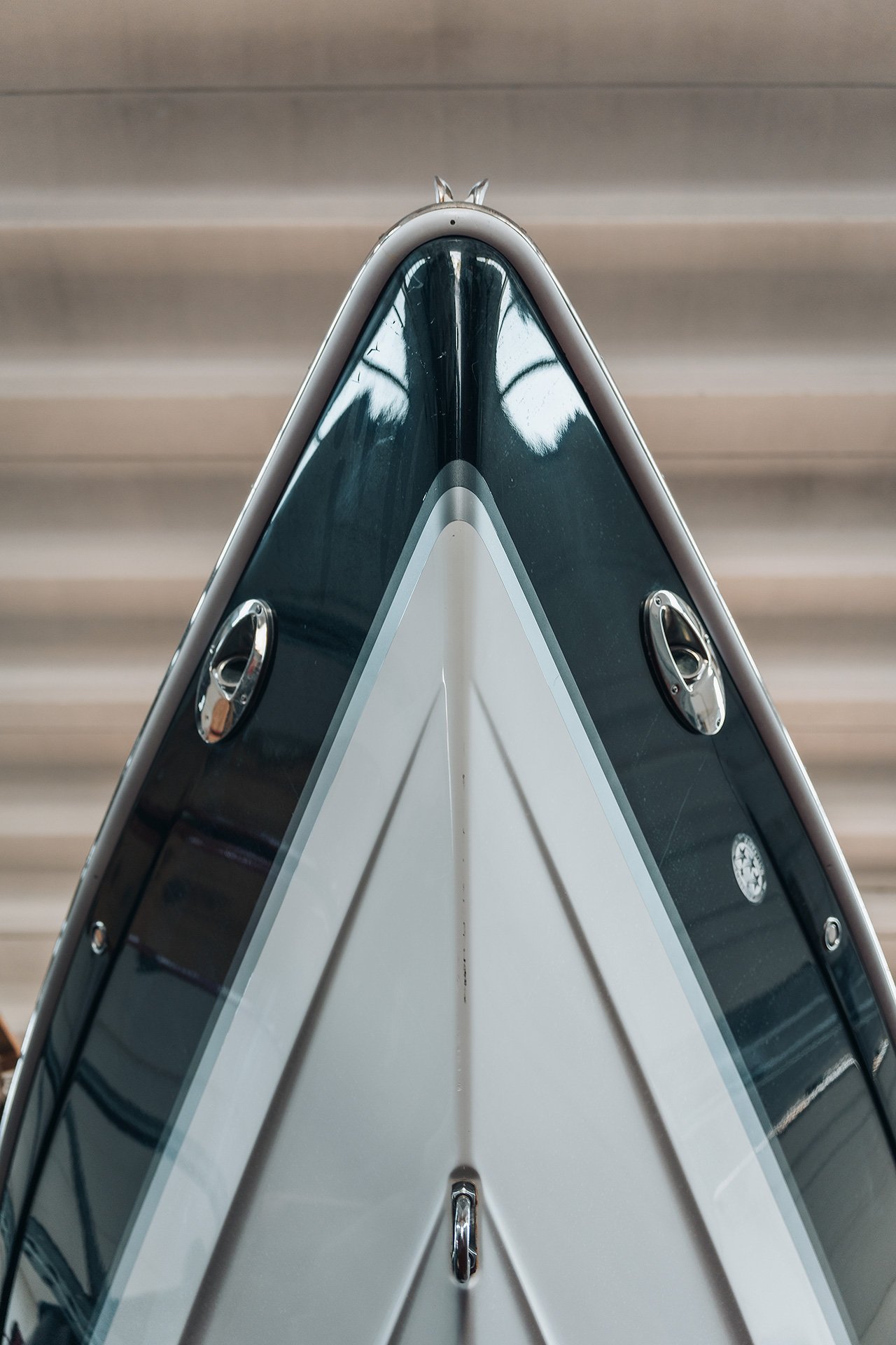 Prospetto frontale di un'auto elettrica, vista dall'alto
