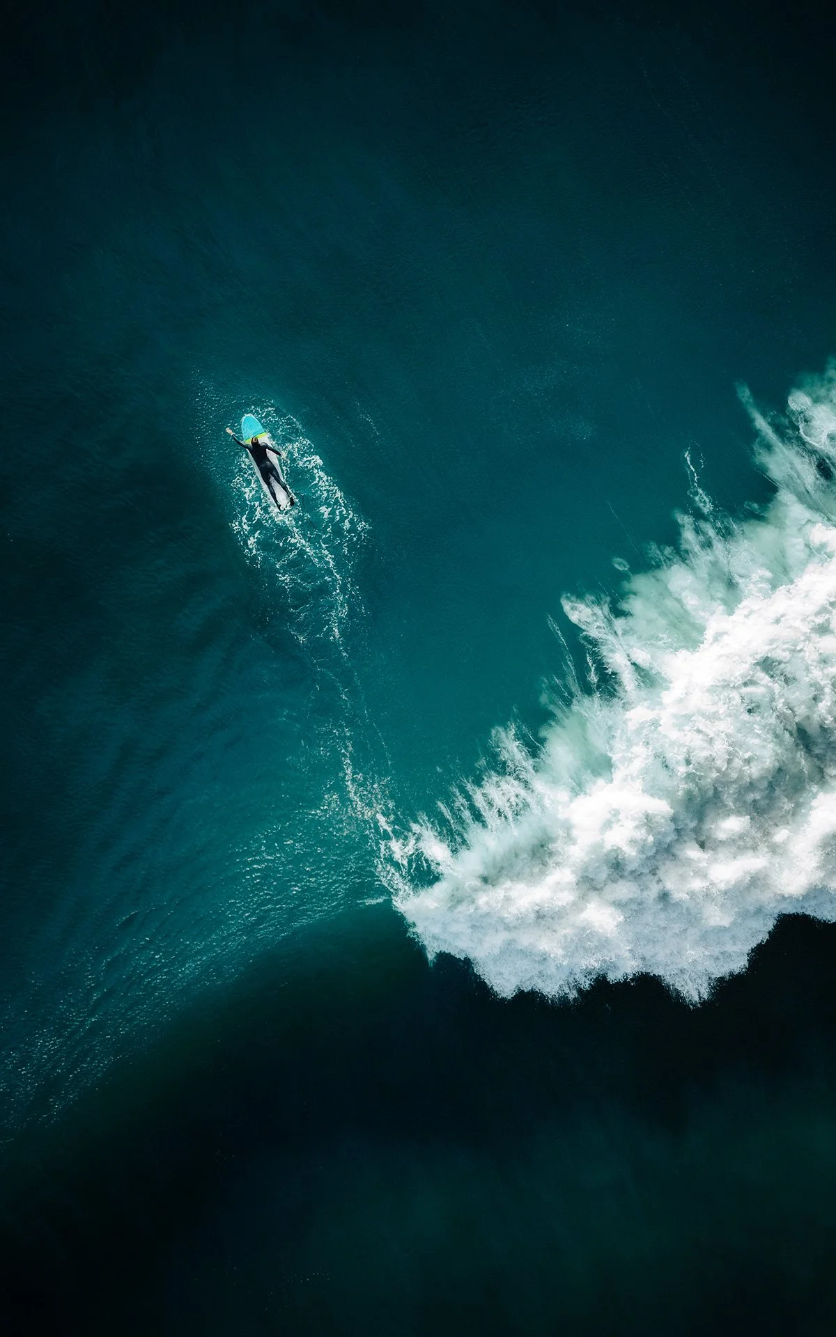 Una persona che fa surf in mare con onde in movimento