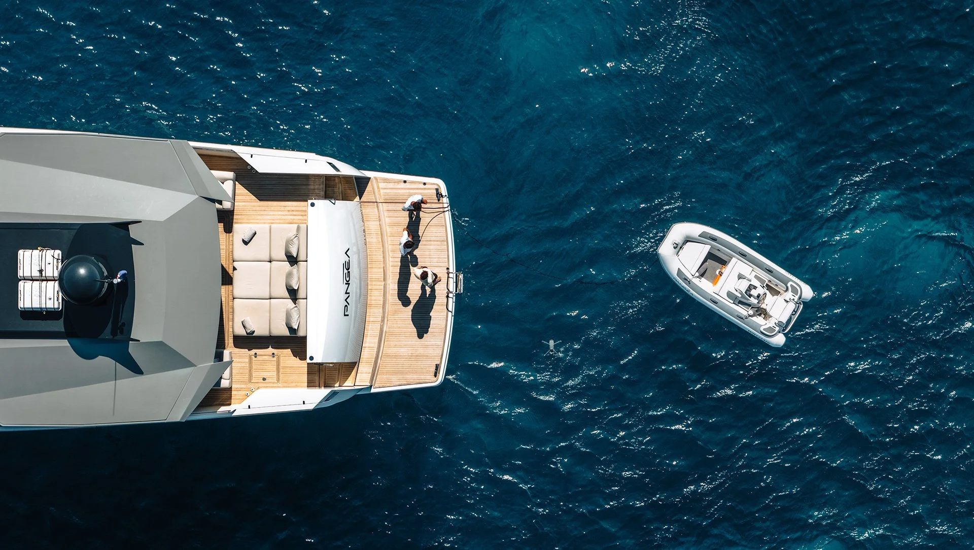 Veduta aerea di uno yacht e di una barca a vela in acque profonde blu