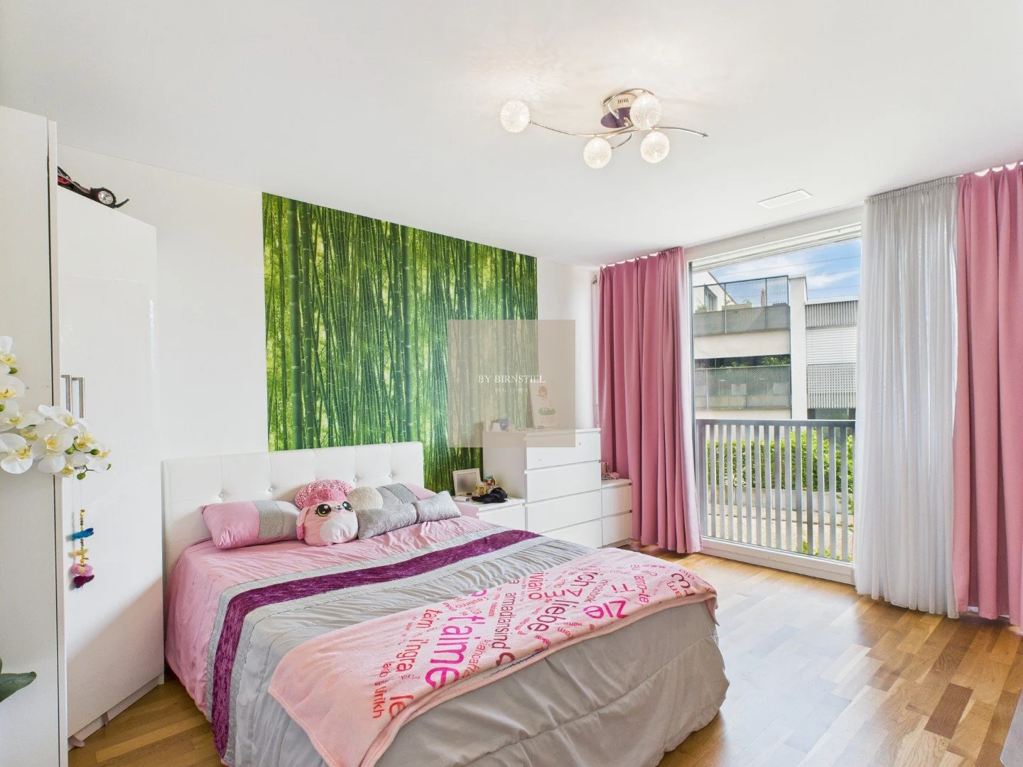 Helles zweites Schlafzimmer im Reihenhaus Oberrohrdorf