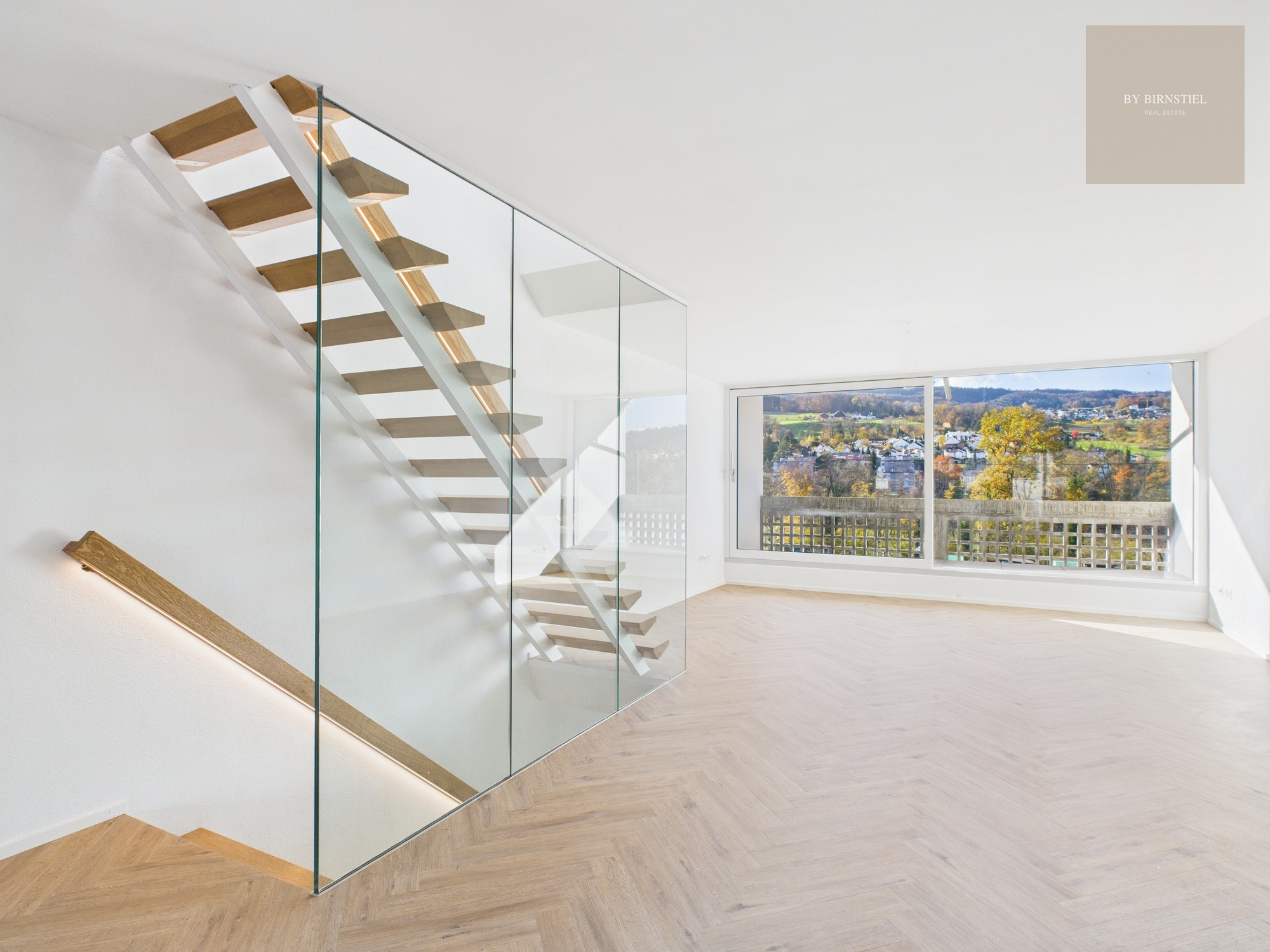 Grosszügiger Wohnbereich in einem modernen Haus in Zürich, professionell fotografiert für die Vermarktung.