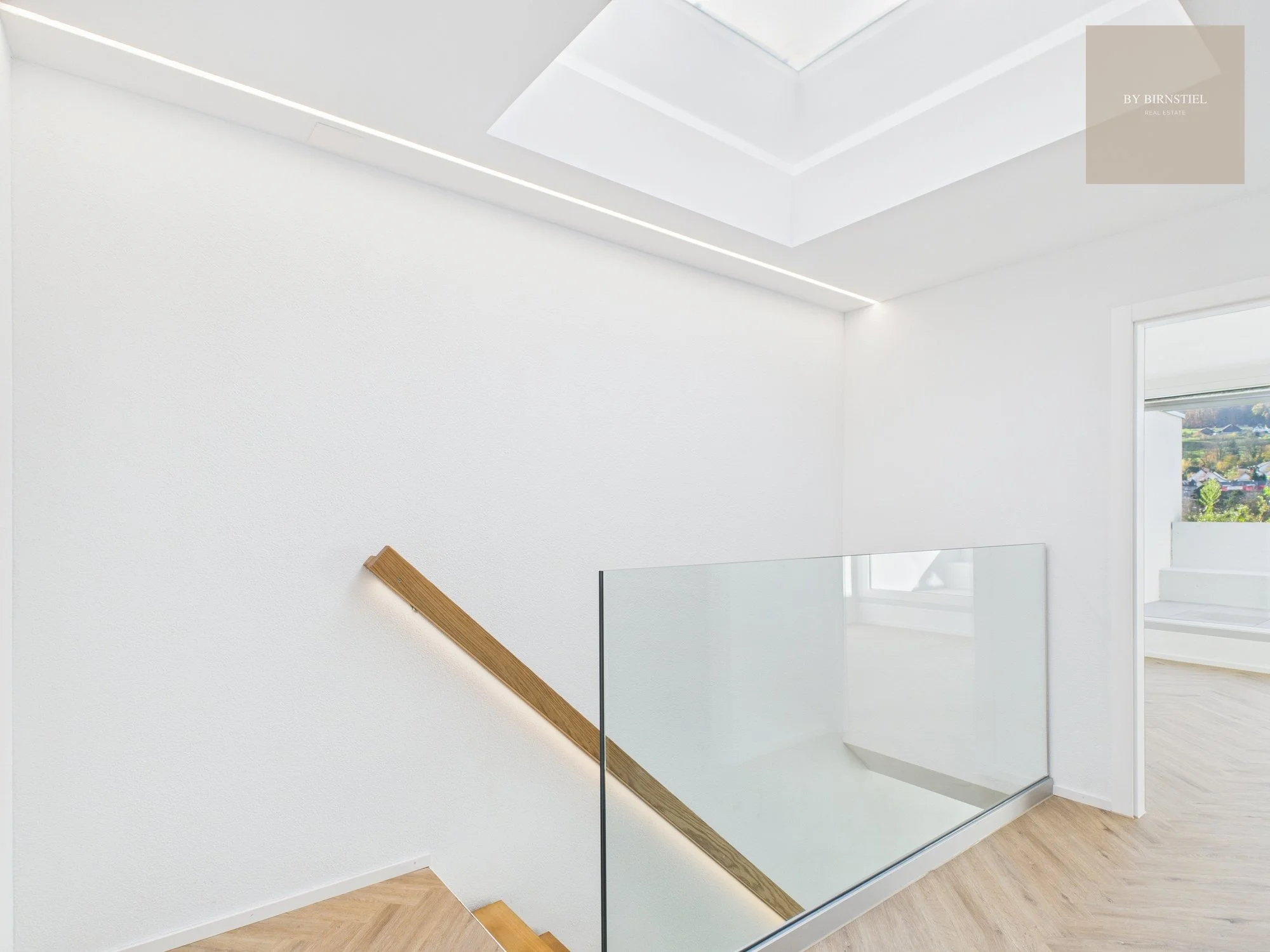 Moderner Treppenaufgang und Galerie in einem hochwertigen Zürcher Wohnhaus – Immobilienmarketing by Birnstiel.