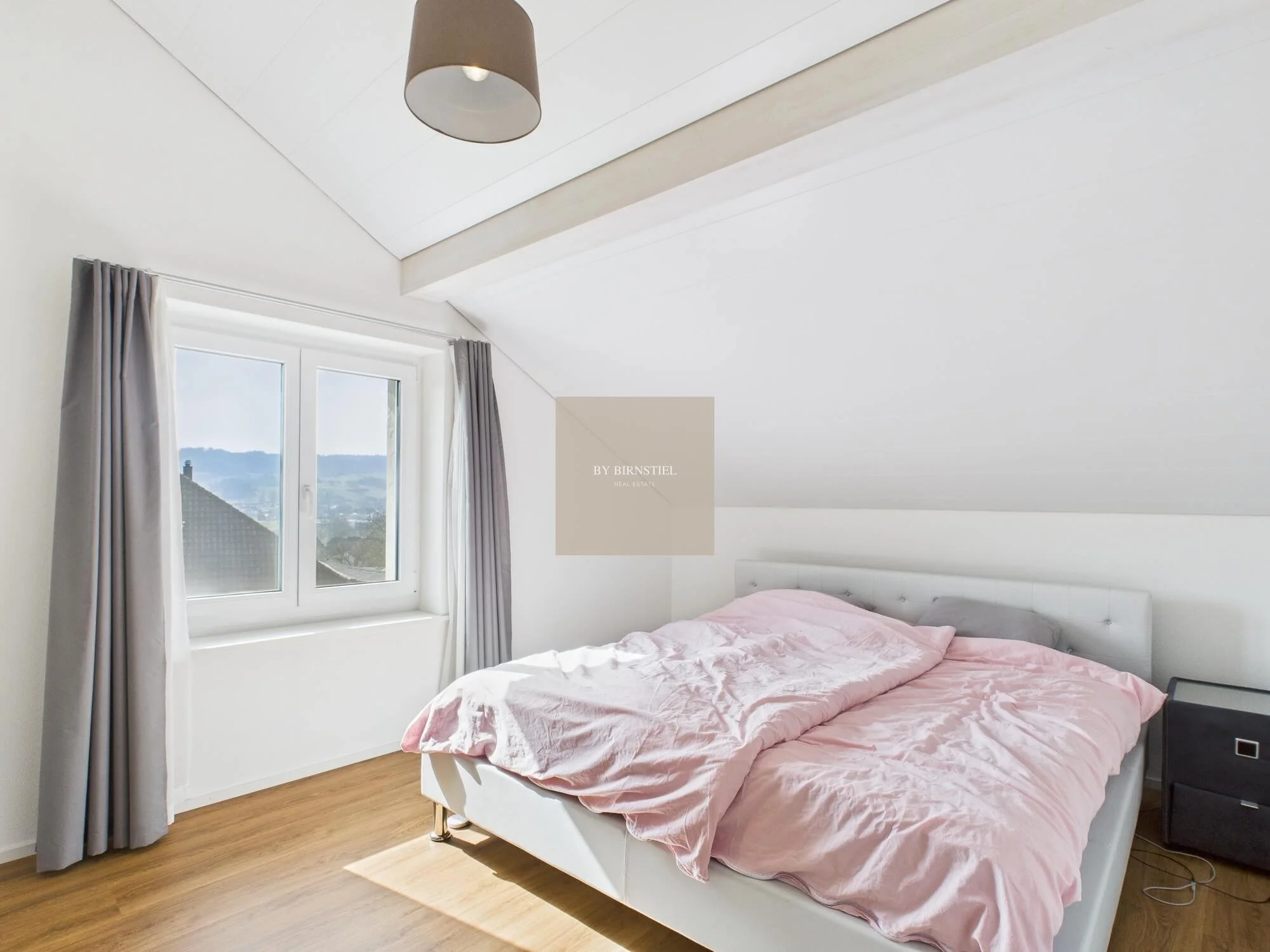 Schlafzimmer im Obergeschoss — Einfamilienhaus Zetzwil