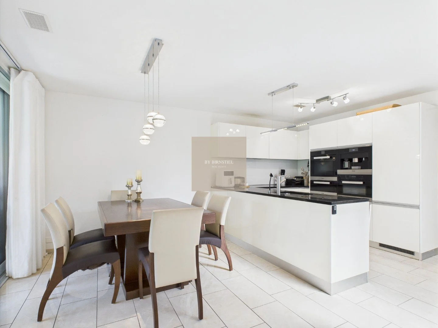 Offener Essbereich mit moderner Küche in Oberrohrdorf