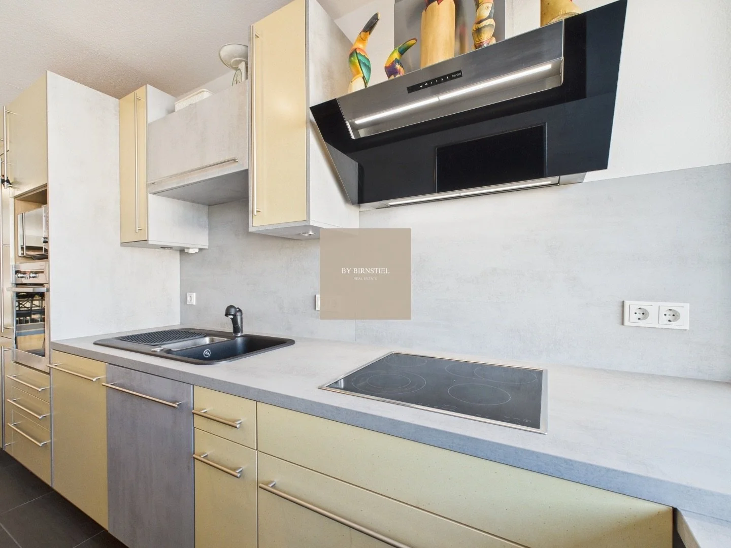 Moderne Einbauküche in hochwertiger Eigentumswohnung in Saarlouis. 