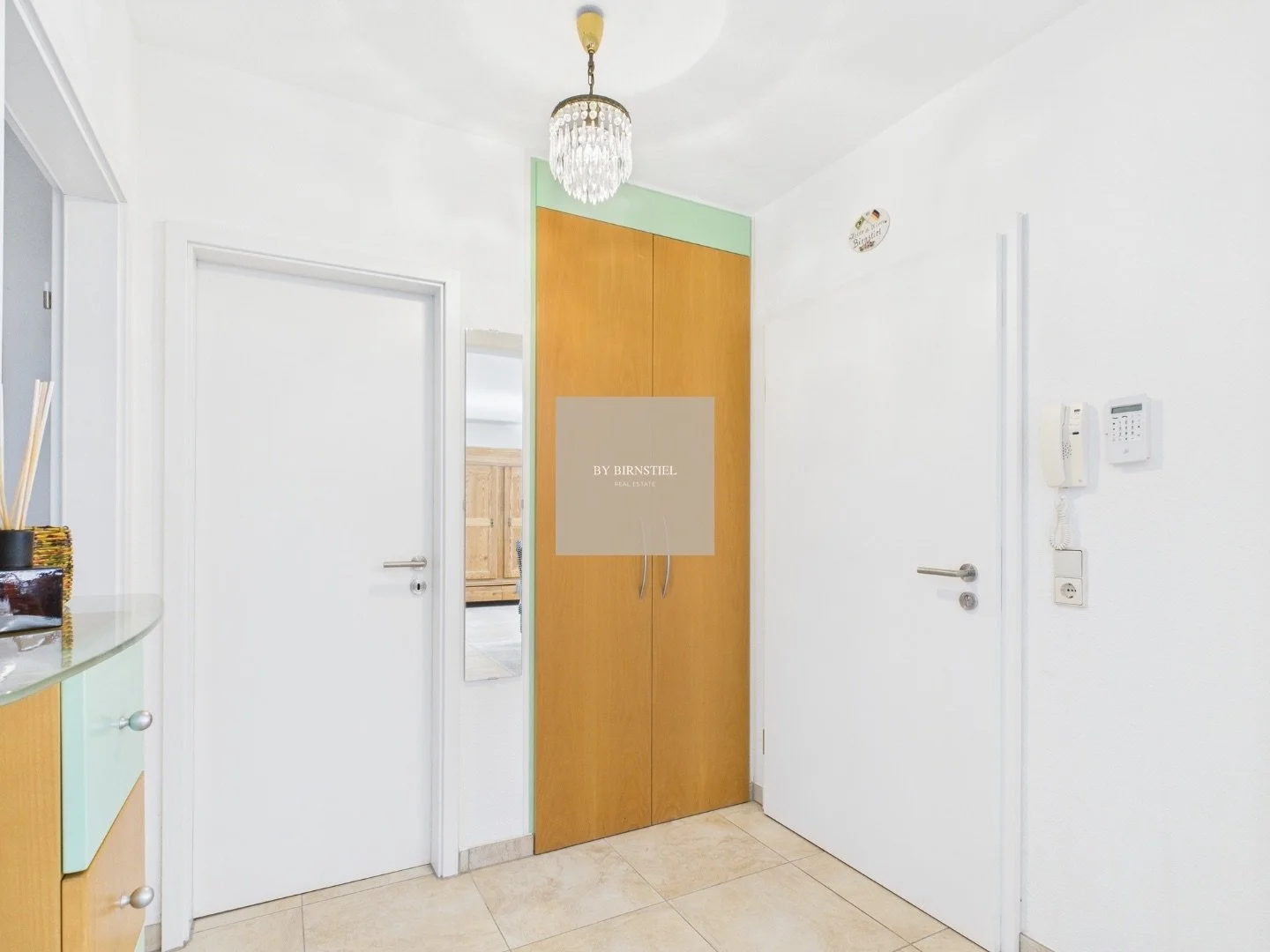 Eingangsbereich mit installierter Alarmanlage und Sicherheitskonzept.