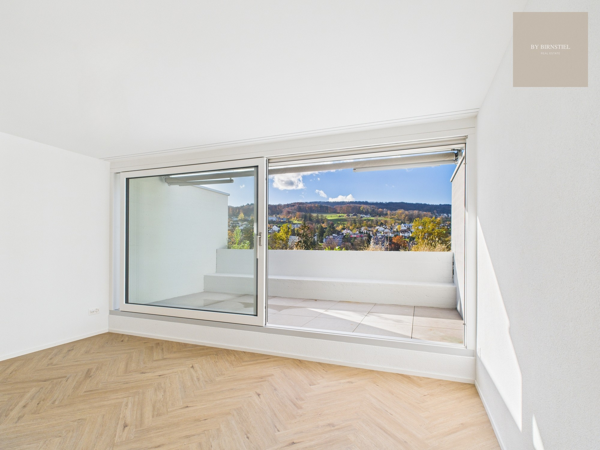 Architekturfotografie eines exklusiven Einfamilienhauses in Zürich mit grosszügigem Balkon und Weitblick - Immobilienmarketing by Birnstiel.