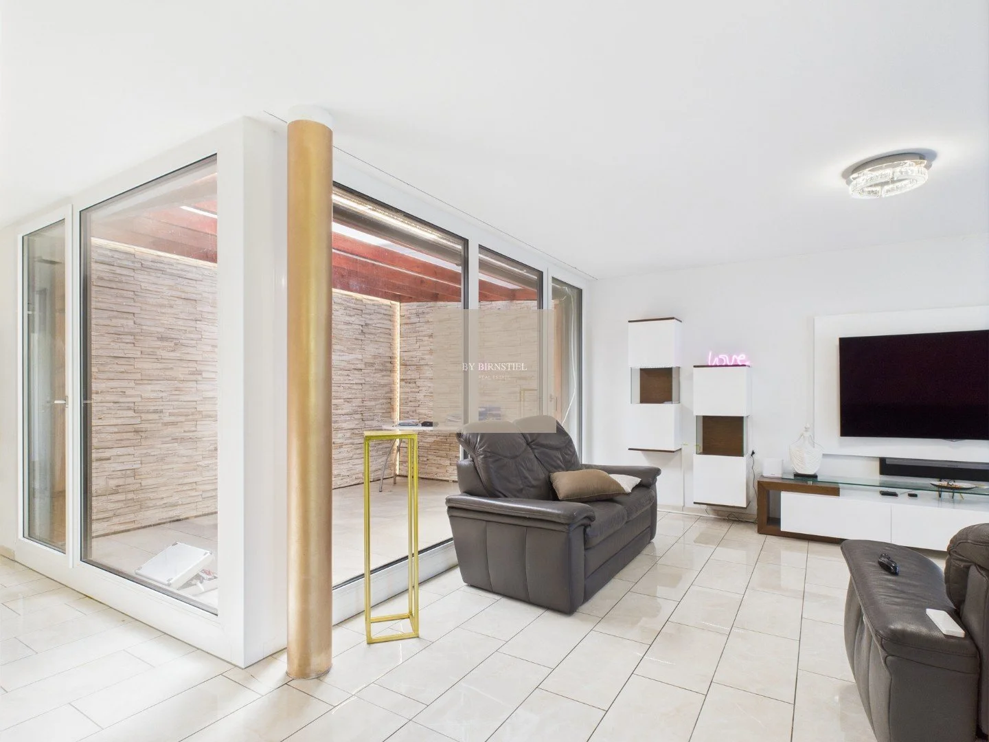 Modernes Wohnzimmer mit viel Tageslicht in Oberrohrdorf