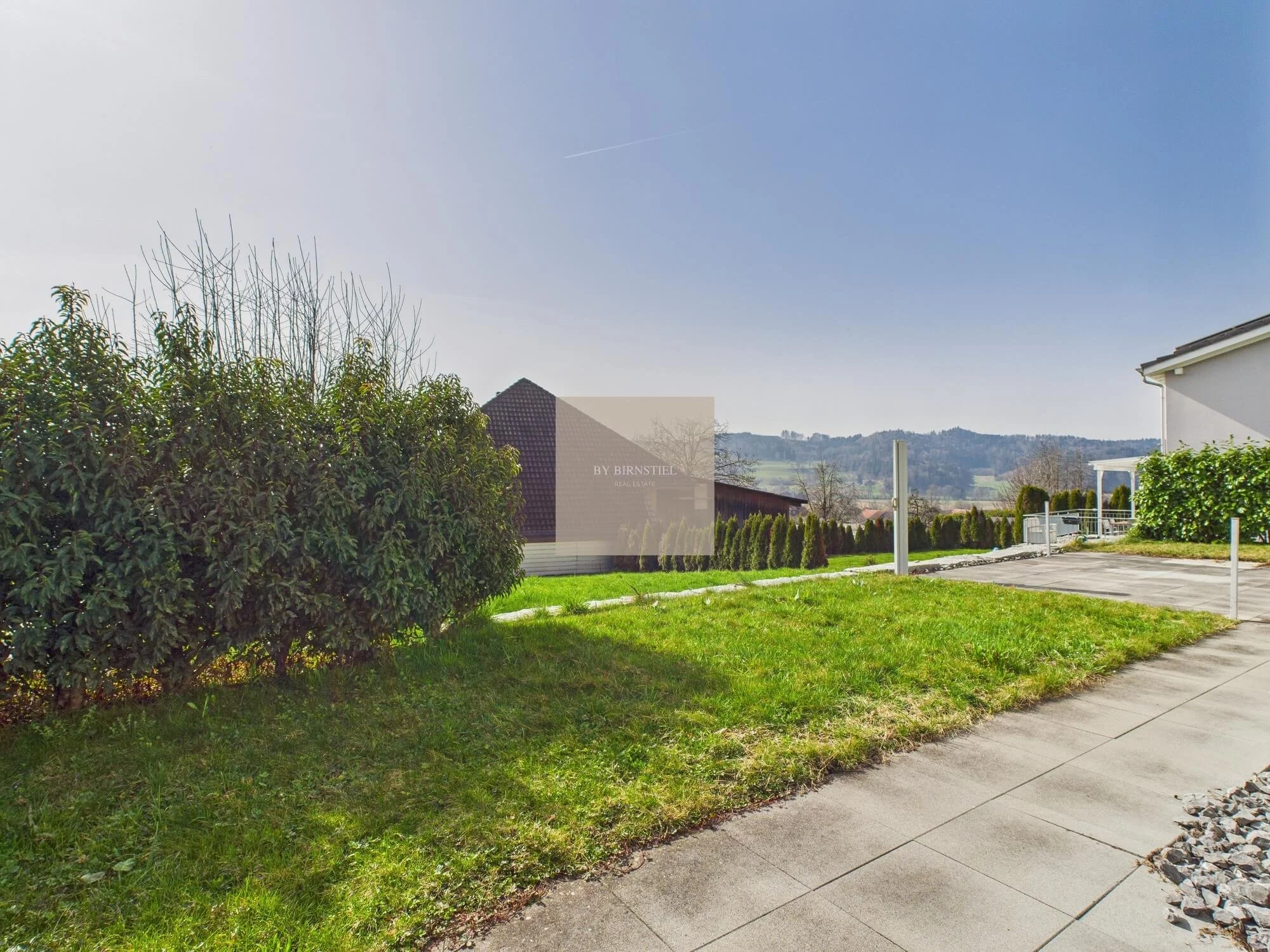 Kernsaniertes Einfamilienhaus in Zetzwil — Aussenansicht Garten