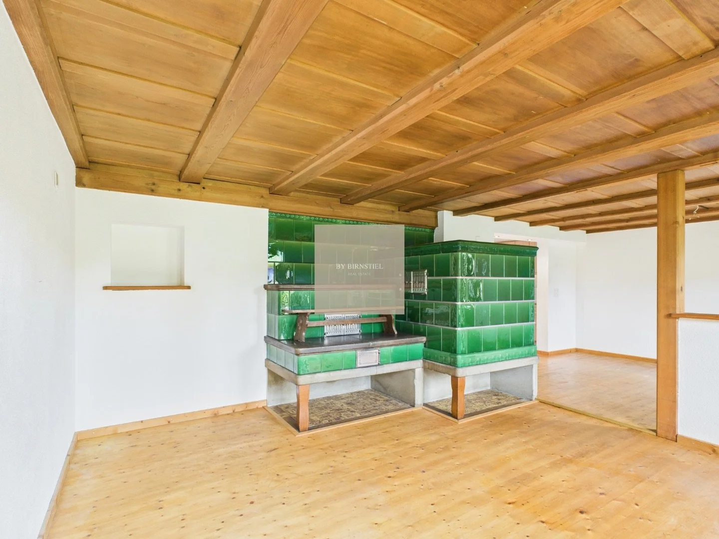 Detailaufnahme des traditionellen Kachelofens im Wohnbereich der Maisonette.