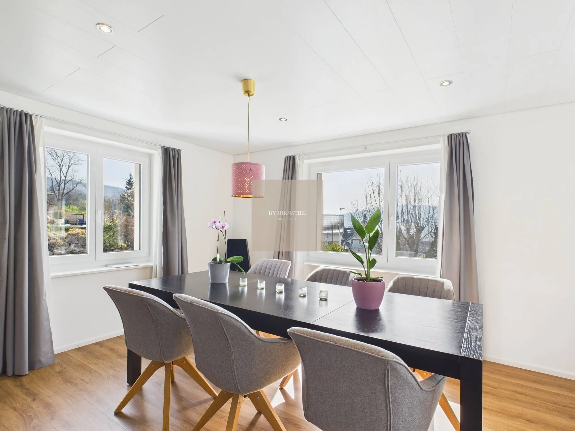 Helles Wohnzimmer im Einfamilienhaus Zetzwil — offener Wohnbereich