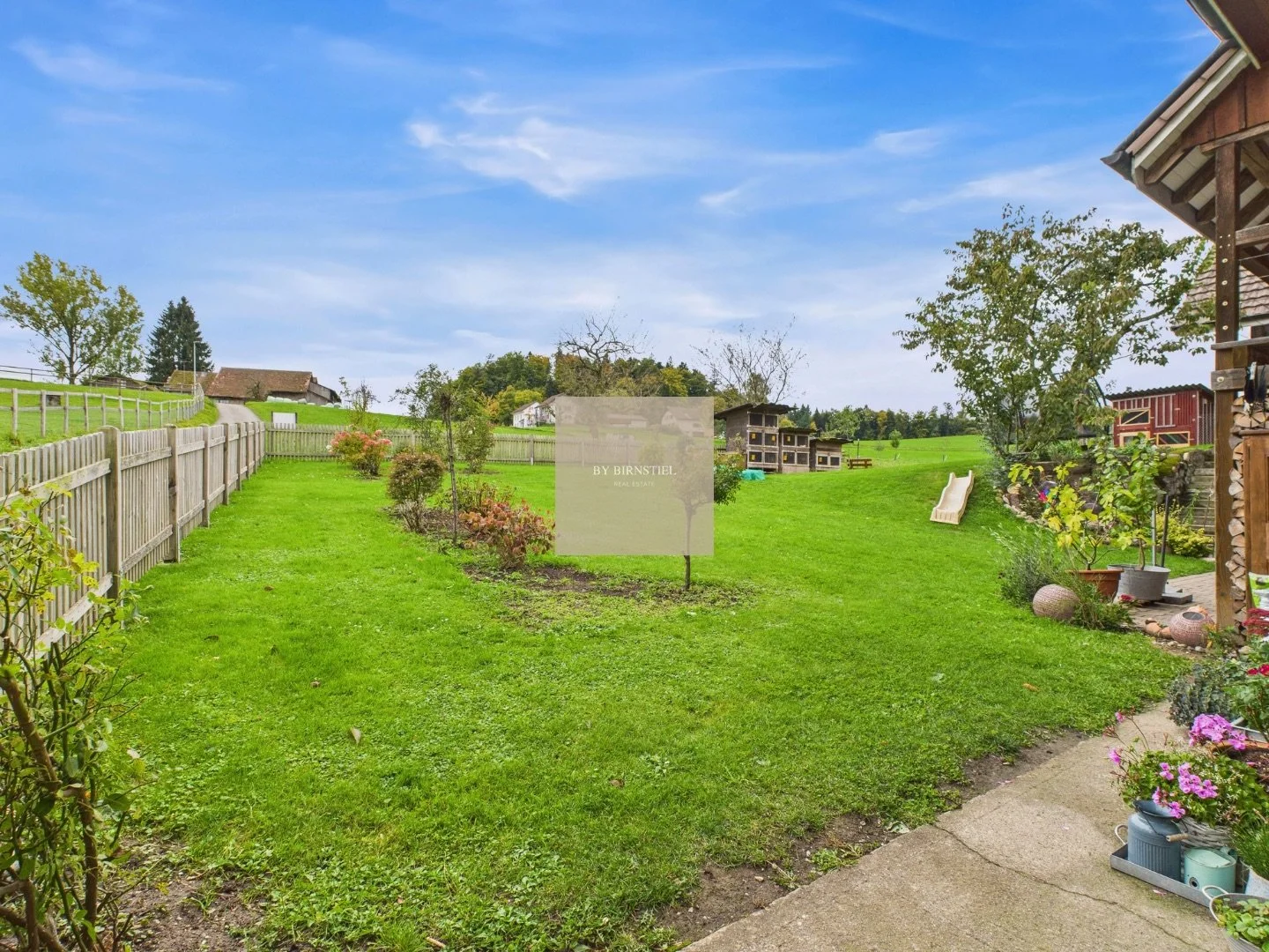 Gepflegter Gartenbereich und Sitzplatz beim Pferde-Anwesen in Unterkulm.