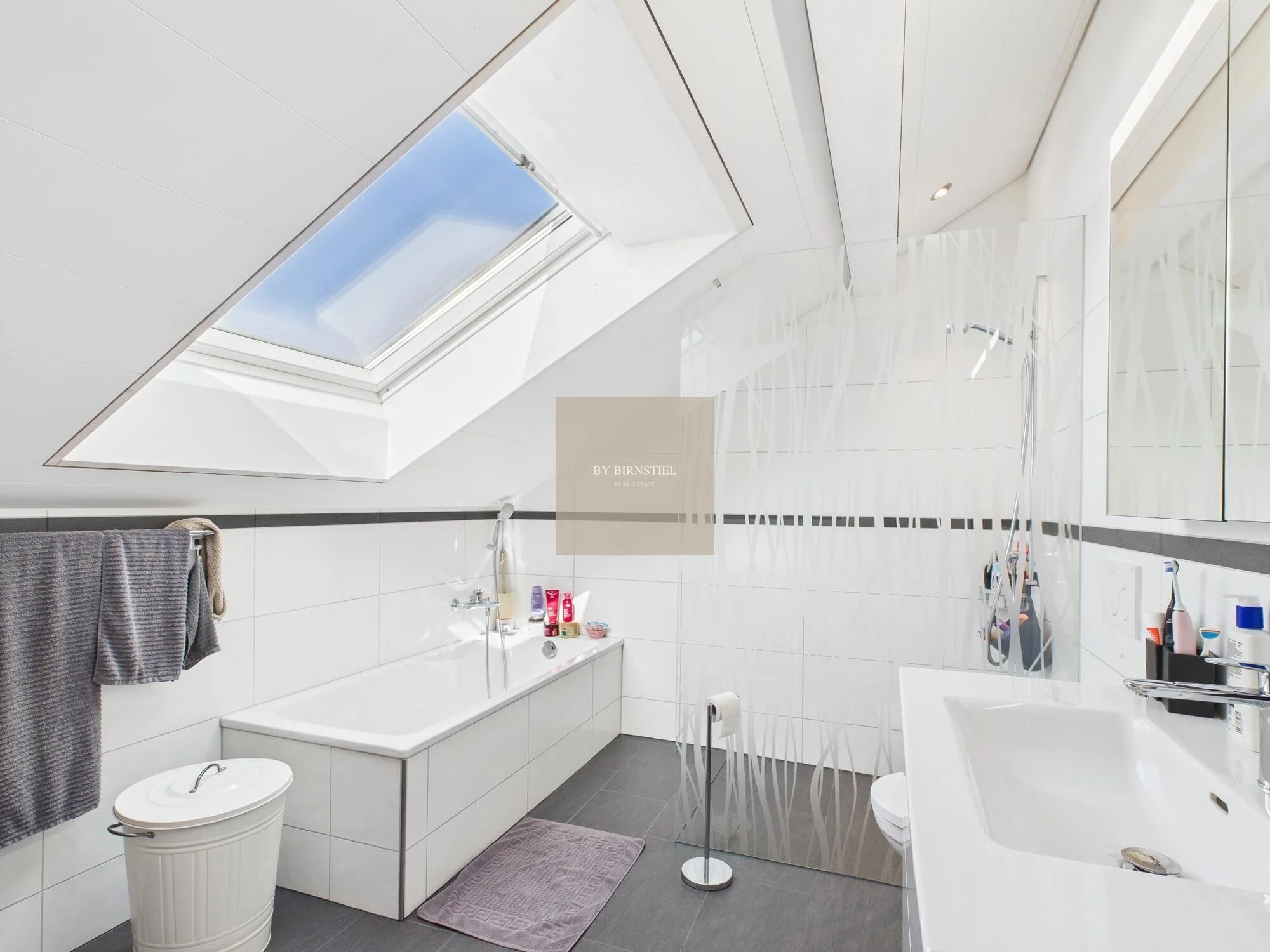 Dachbad mit Badewanne und Velux-Fenster — Einfamilienhaus Zetzwil