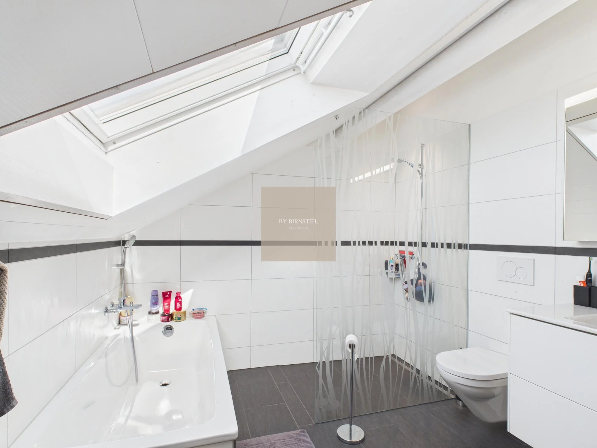 Bodenebene Dusche im Dachbad — Einfamilienhaus Zetzwil