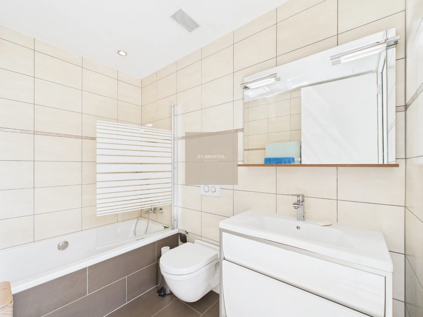 Helles Badezimmer mit Badewanne im Minergie-Haus Oberrohrdorf