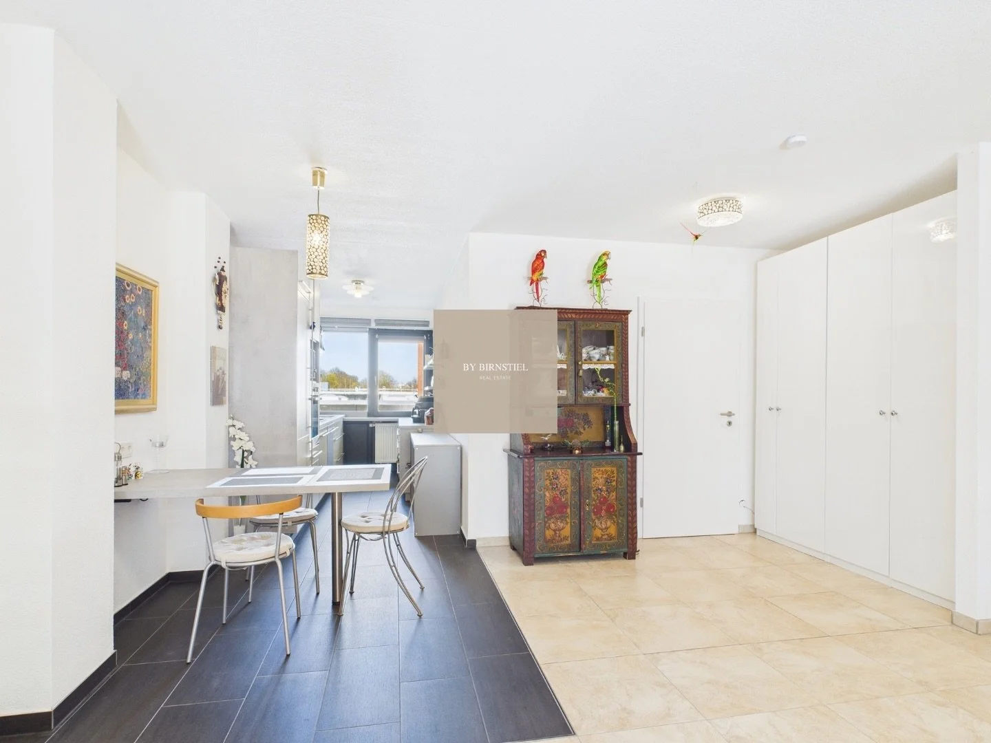 Wohnbereich mit moderner Einbauküche.