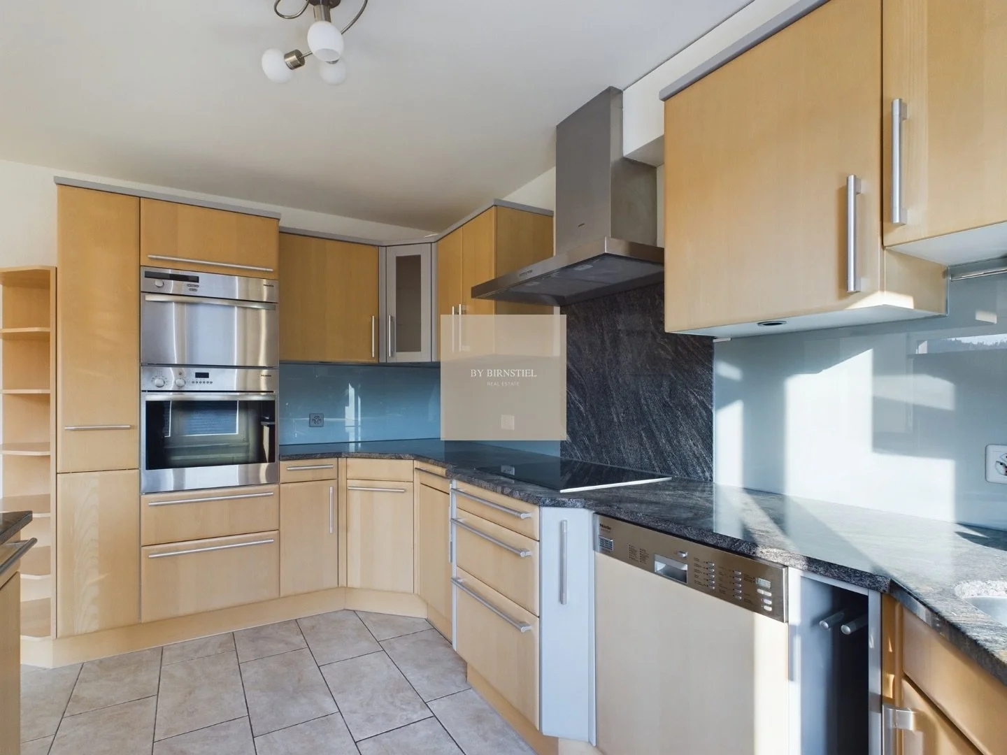 Hochwertige Küche mit Miele-Geräten und modernen Fronten nach der Renovation 2024.