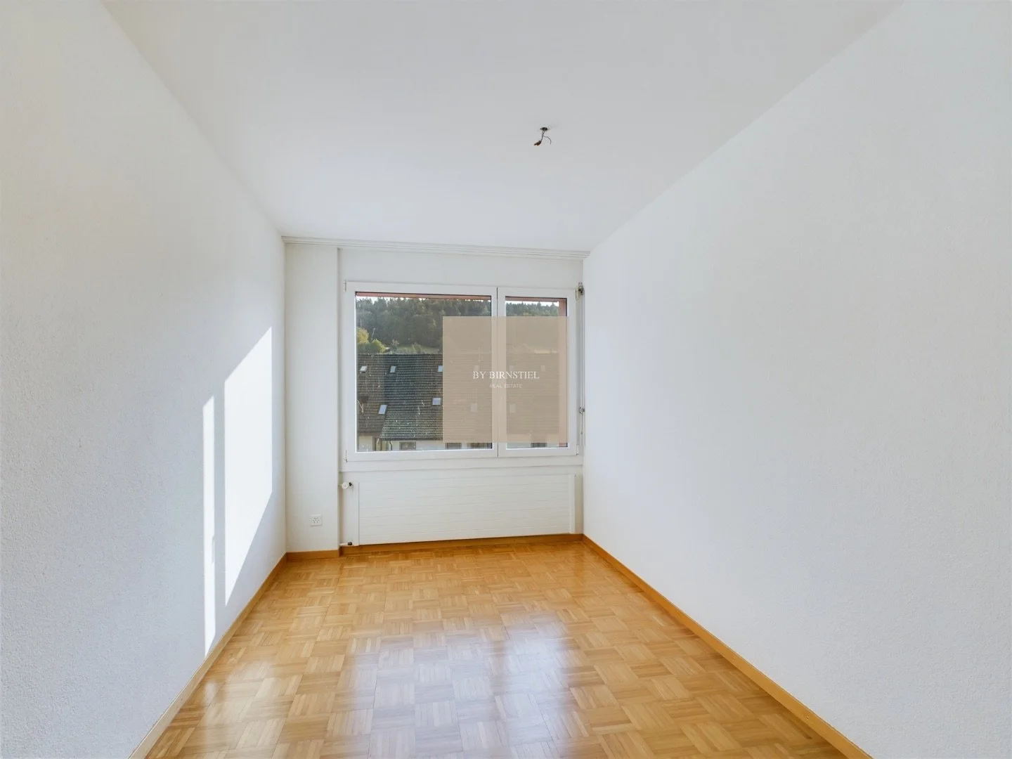 Helles Zimmer, ideal als Kinderzimmer oder Home-Office nutzbar.