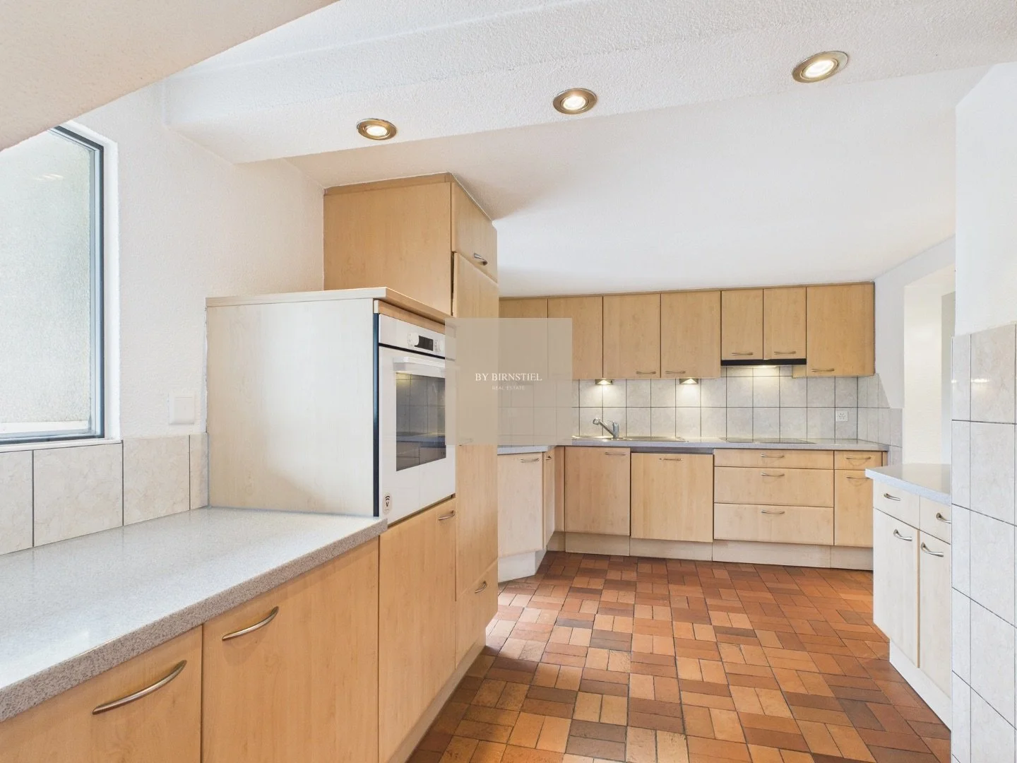 Helle Küche mit V-Zug-Geräten und modernen Fronten in der 4.5-Zimmer-Wohnung.