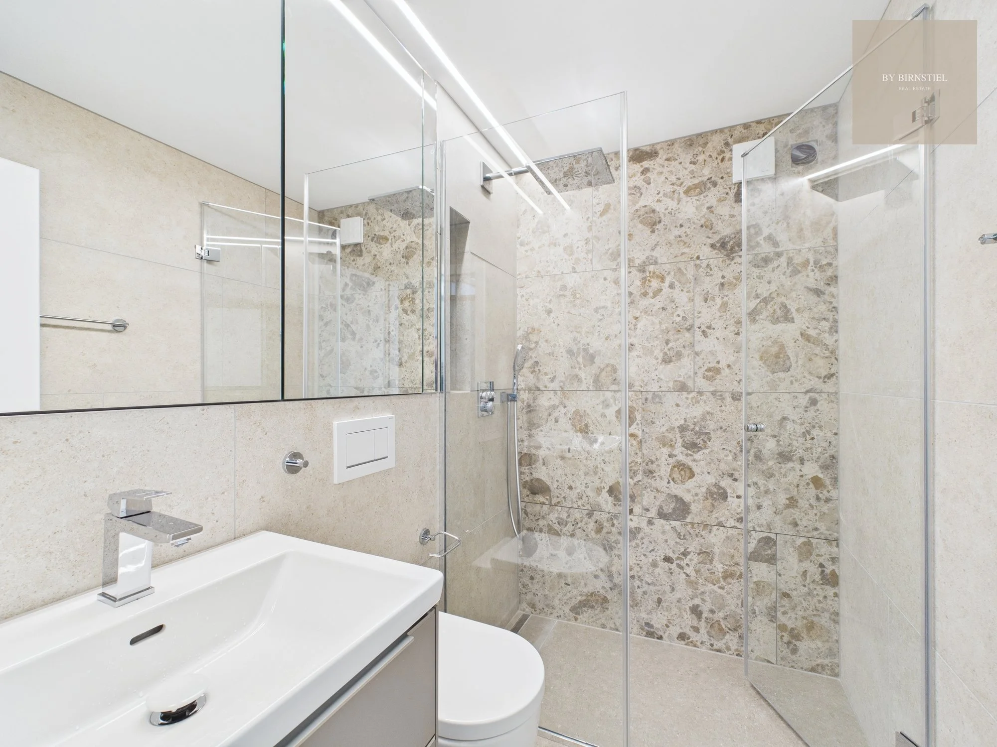 Modernes Badezimmer in einem exklusiven Haus in Zürich, perfekt ausgeleuchtet für den Immobilienverkauf.