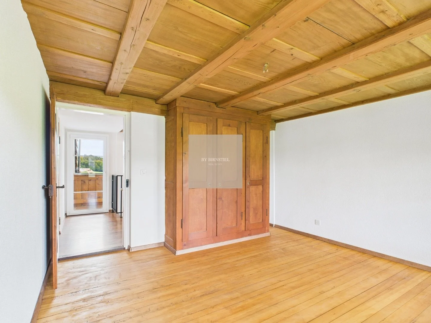 Zusätzliches Zimmer (Büro oder Kinderzimmer) mit viel Tageslicht.