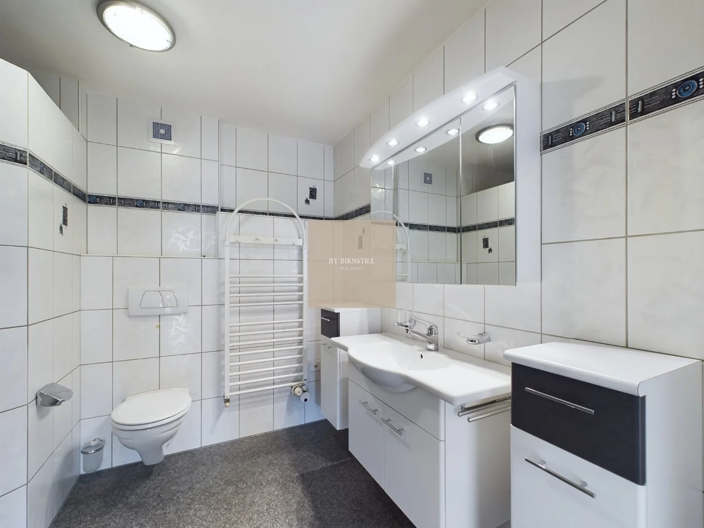 Modernisiertes Bad mit zeitlosem Design und hochwertigen Armaturen