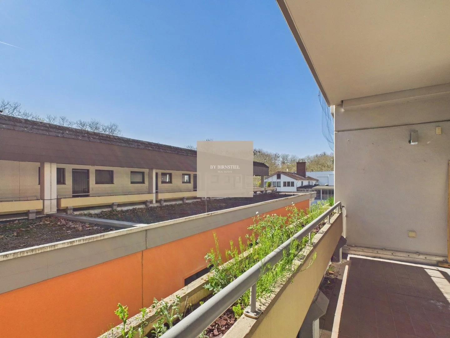 Einer der drei Balkone mit Blick Richtung historischer Festungsgraben.