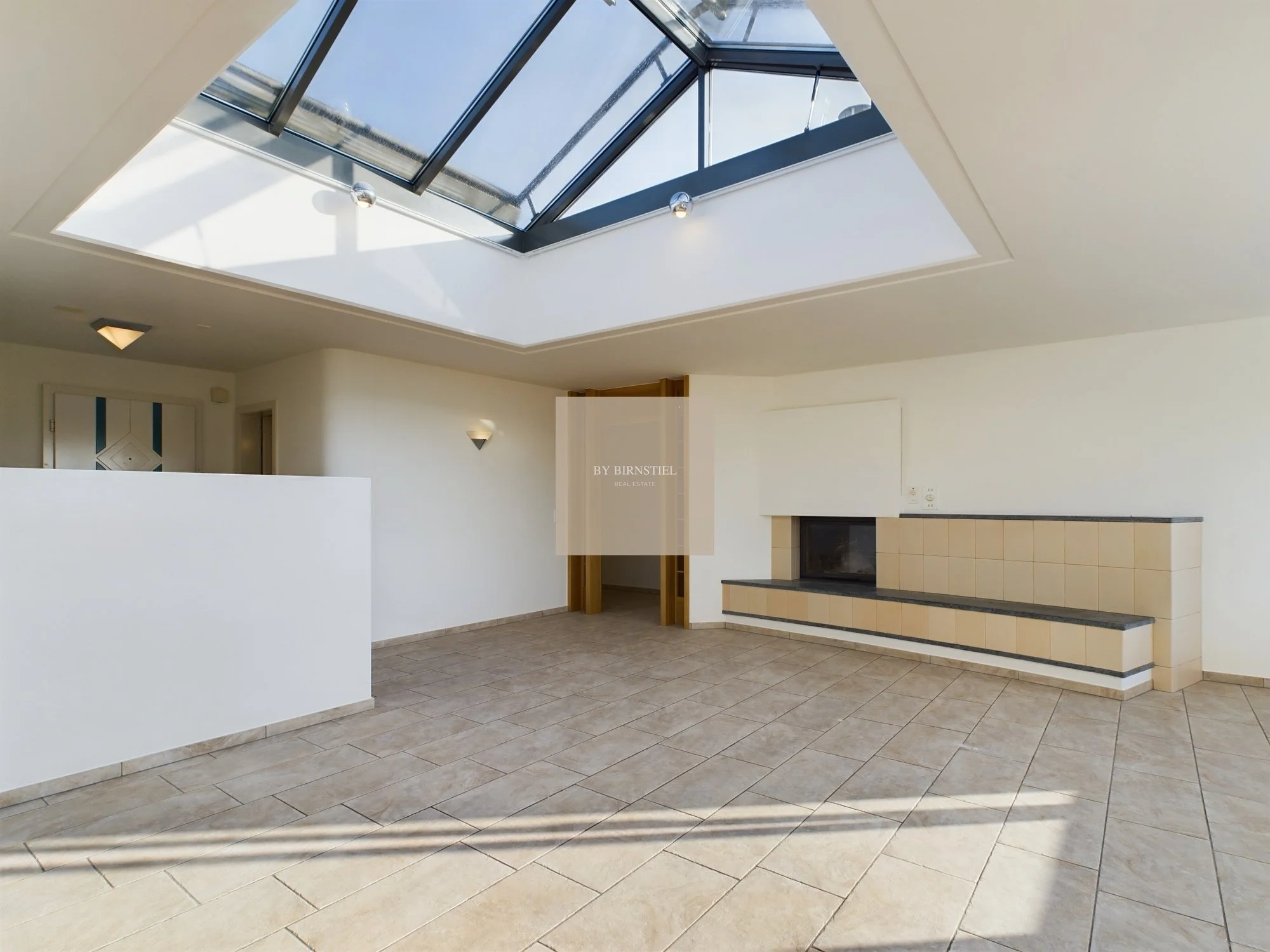 4.5-Zimmer-Attikawohnung in Oberkulm mit öffenbarer Dachkuppel und hellem Wohnbereich.