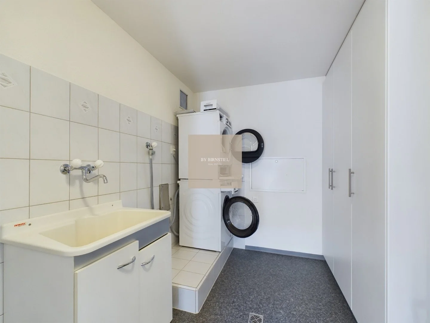 Separater Waschraum in der Wohnung mit eigener Siemens Waschmaschine und Tumbler.