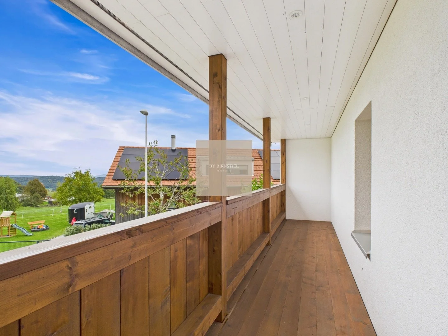 Aussicht vom oberen Balkon über das Grundstück und das Wynental.