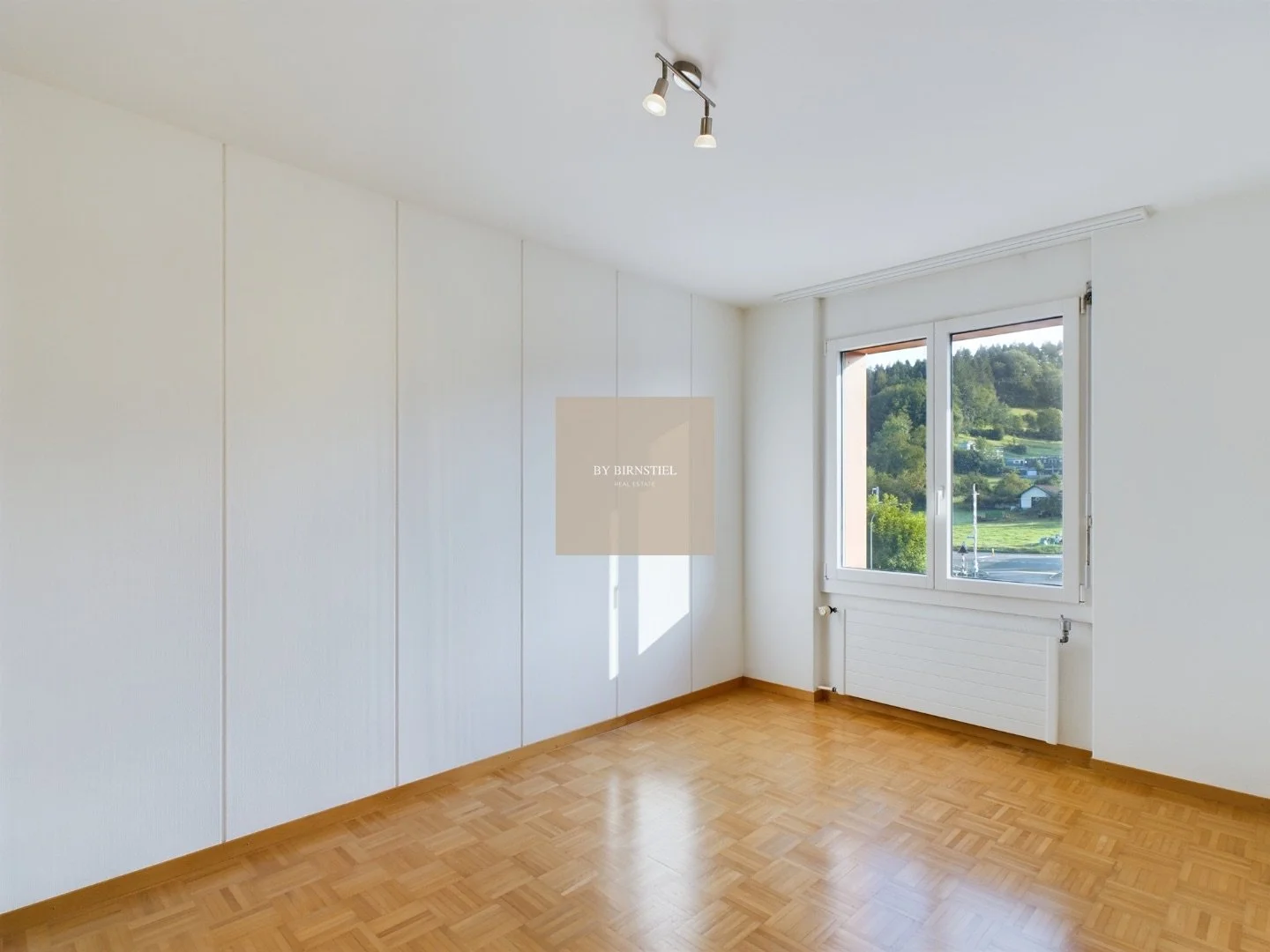 Flexibel nutzbares Kinderzimmer oder Büro mit viel Tageslicht und hochwertigem Bodenbelag.