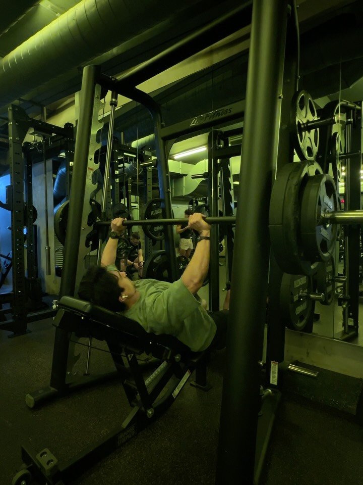 Few bits from yesterday&rsquo;s Upper Body session. I&rsquo;m keeping the focus on clean lines, controlled reps, and emphasis on the upper back.

A few things I&rsquo;m prioritising here in terms of technique:

&bull; Elbow paths that line up with th