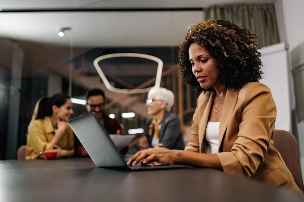 Busniness woman on laptop