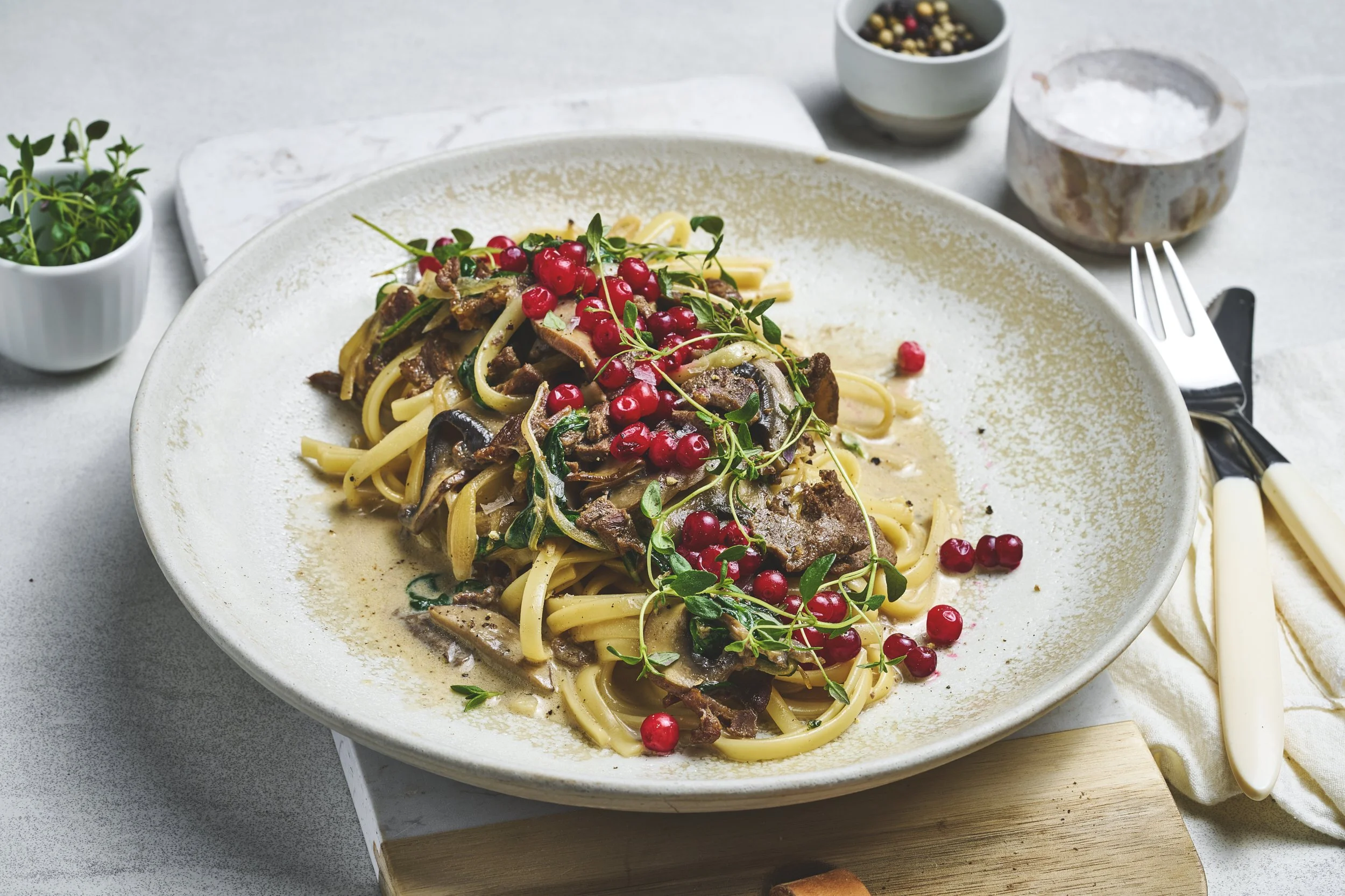 Kremet pasta med finnbiff, sopp og spinat