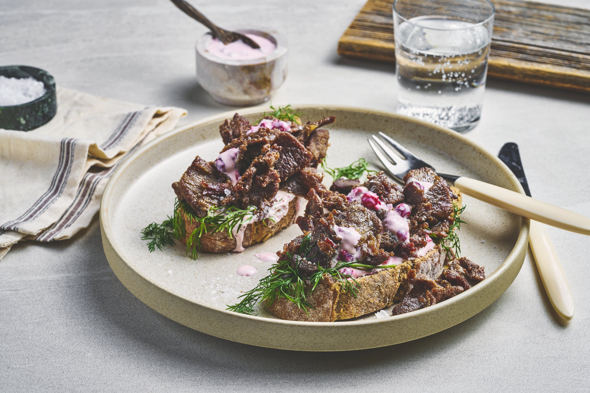 Smørbrød med røkt finnbiff og tyttebærrømme