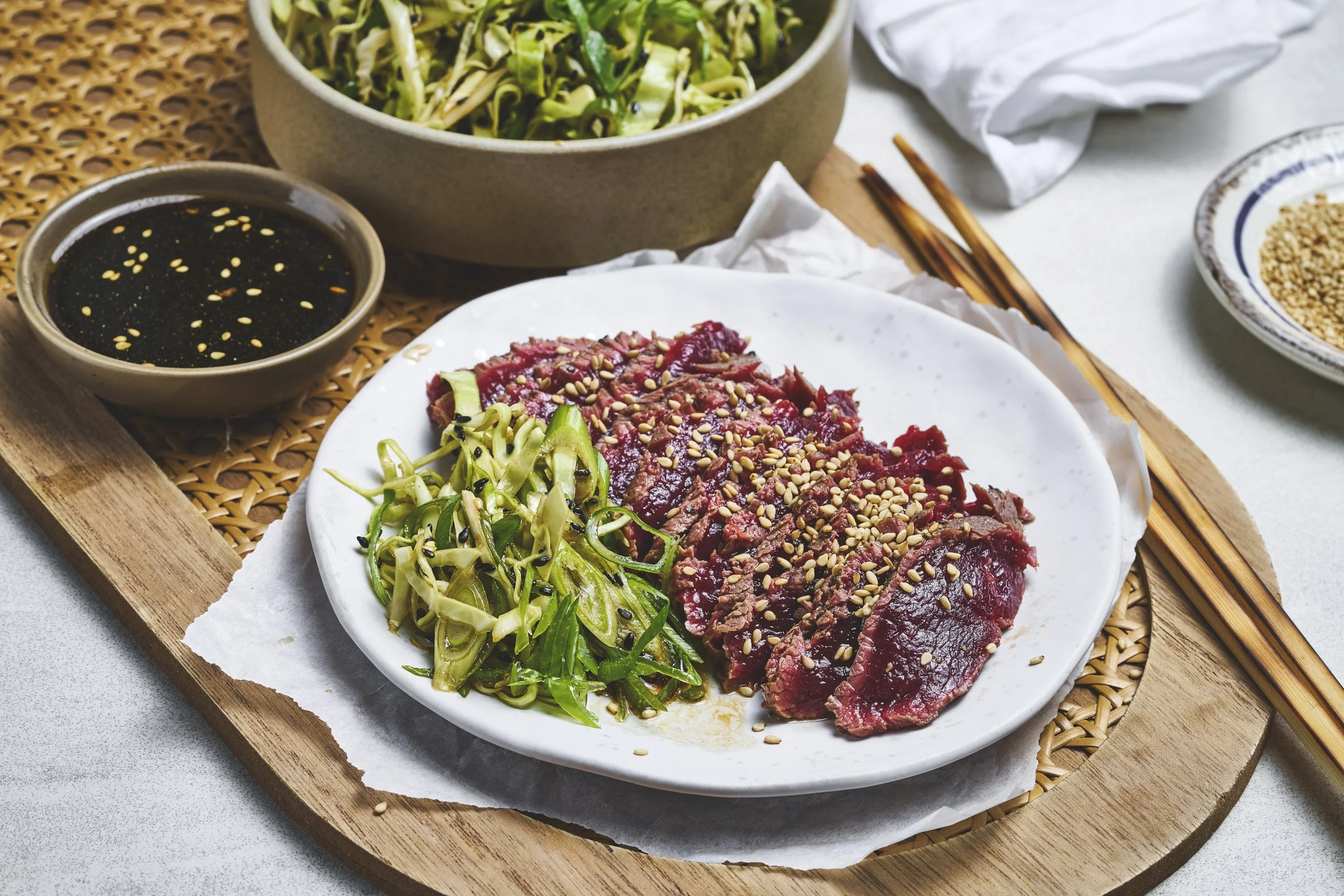 Reinsdyr tataki med ponzusaus og kålsalat