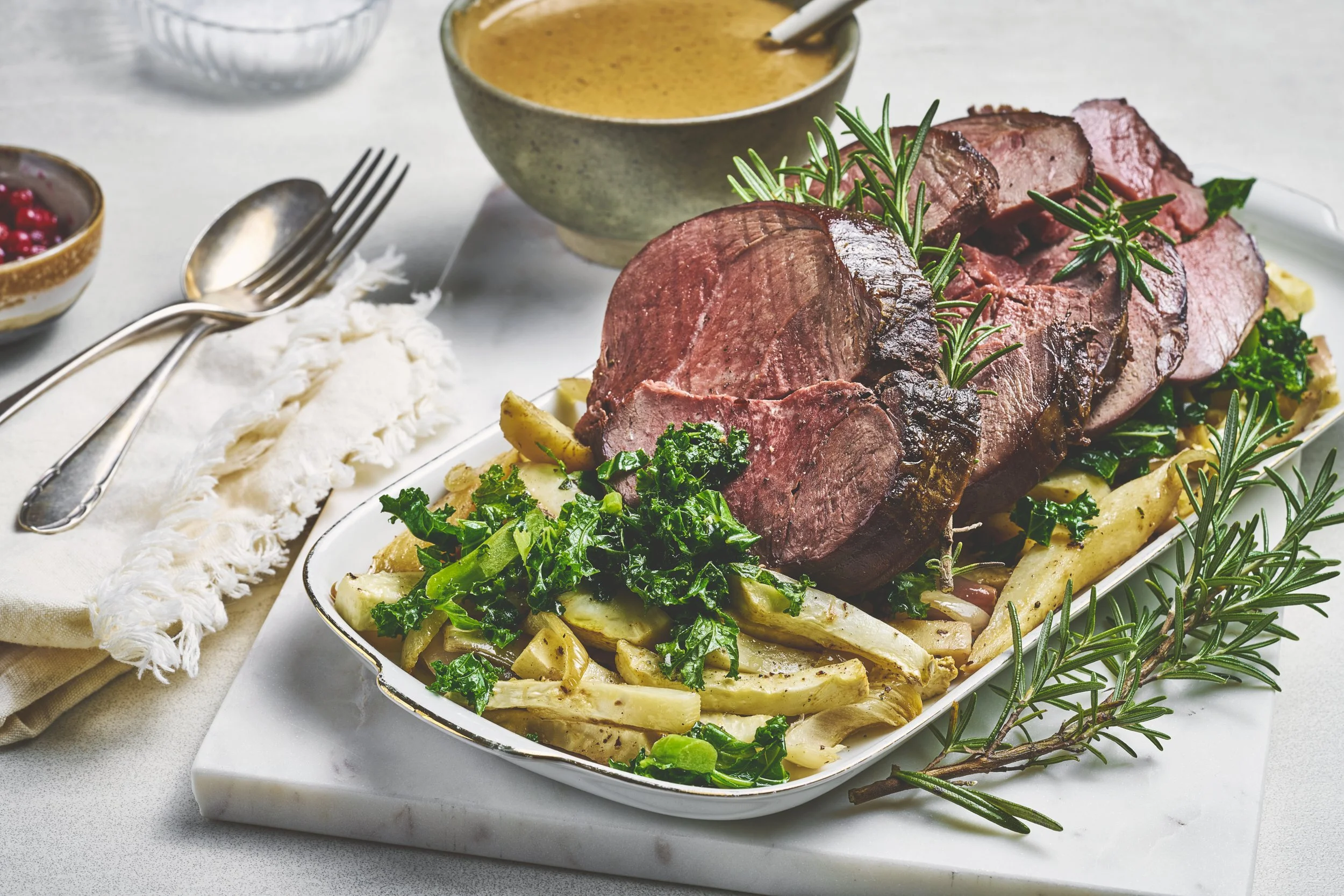 Reinsdyrstek med rotgrønnsaker, smørstekt grønnkål og fløtesaus