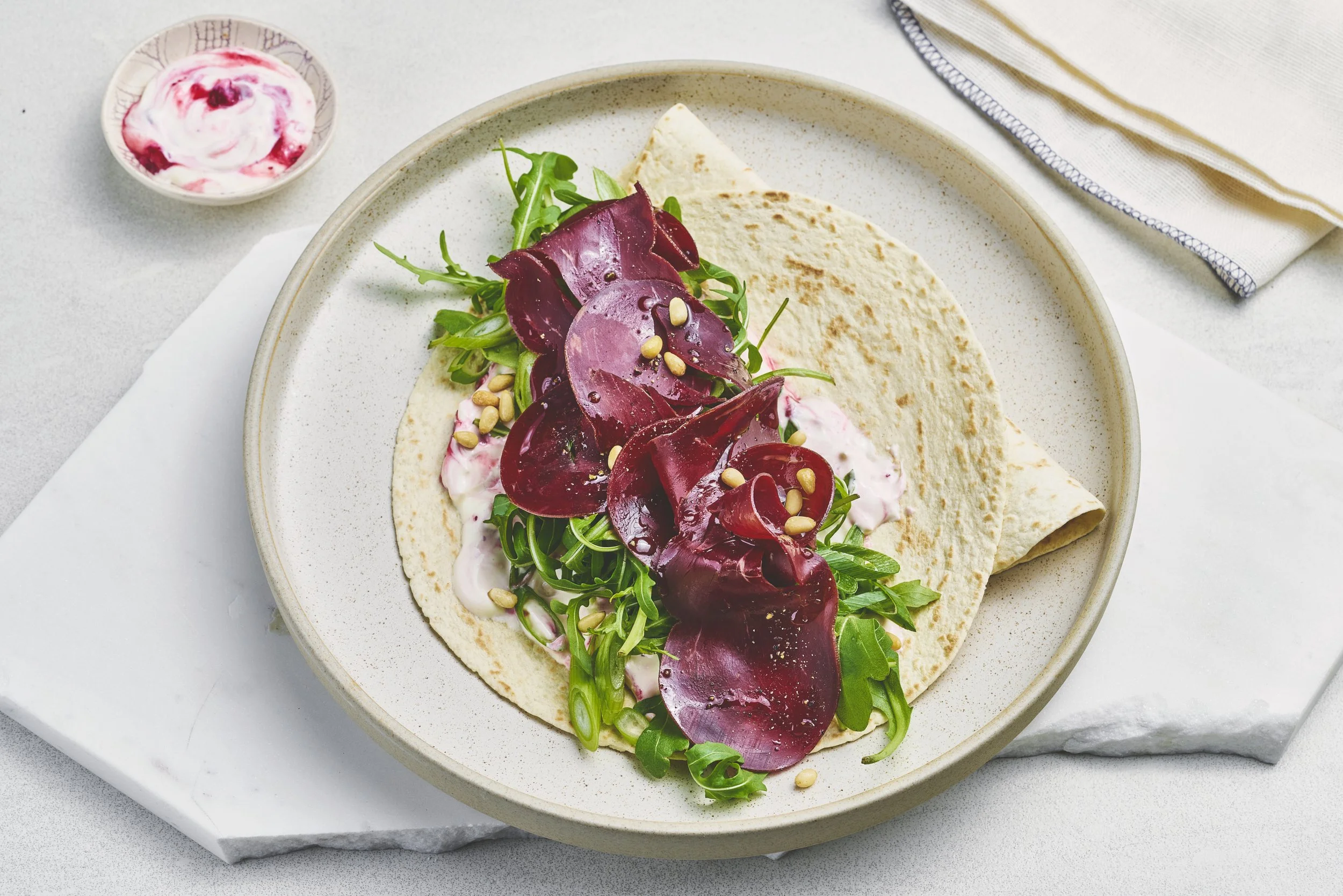 Wrap med speket reinsdyrbiff og tyttebærrømme