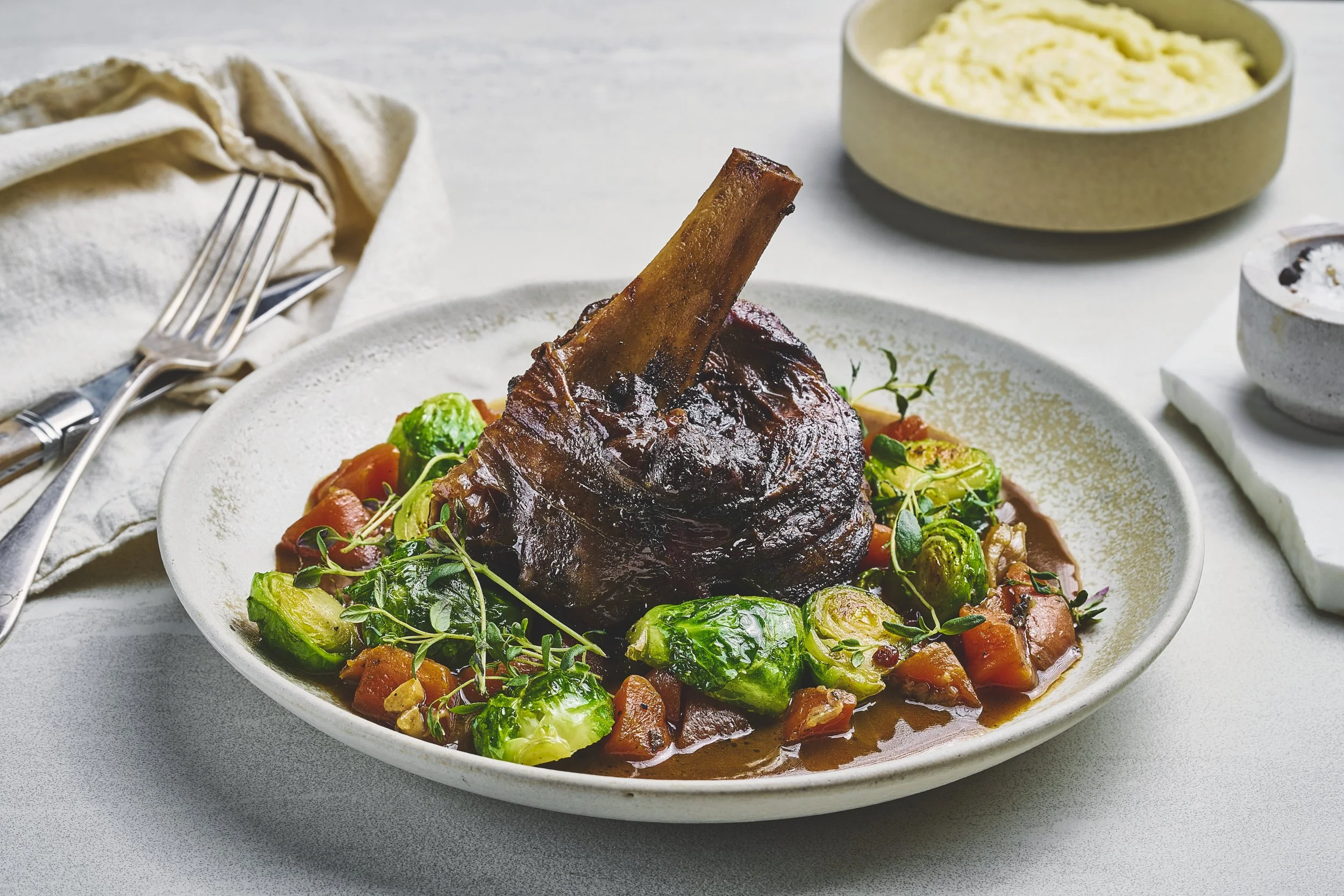 Langtidsstekt reinsdyrskank med honningglasert rosenkål og sjysaus