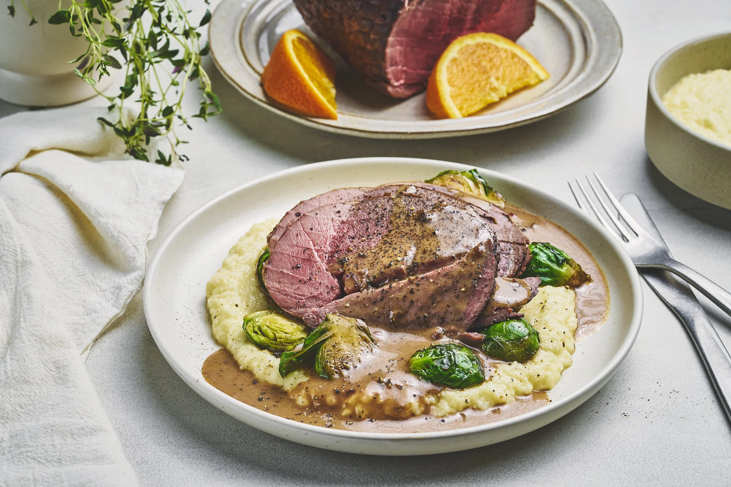 Saftig reinsdyrstek i ovn med sellerirotpuré og fløtesaus