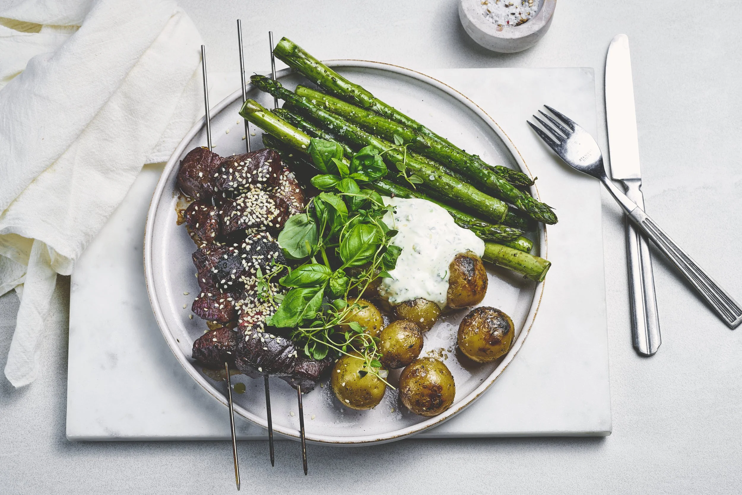 Marinerte grillspyd av reinsdyrbiff