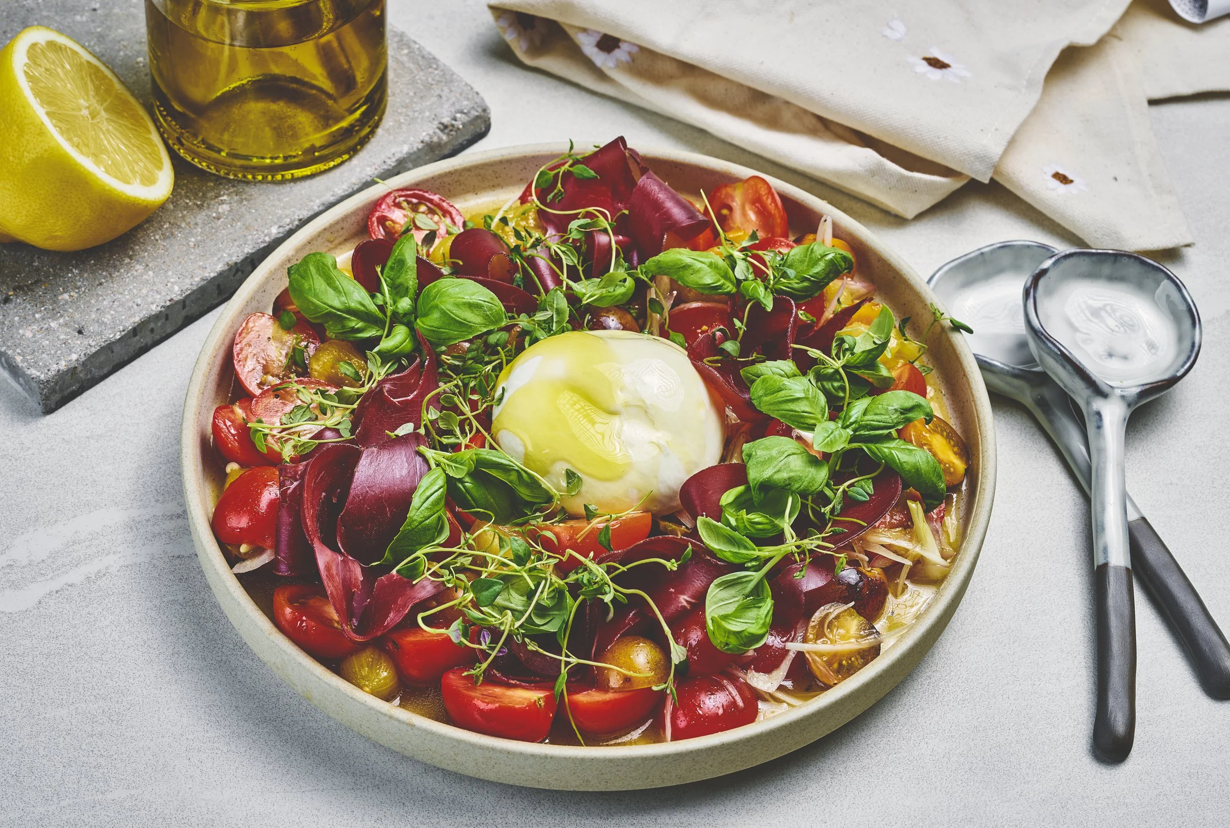 Tomatsalat med burrata og speket reinsdyrbiff