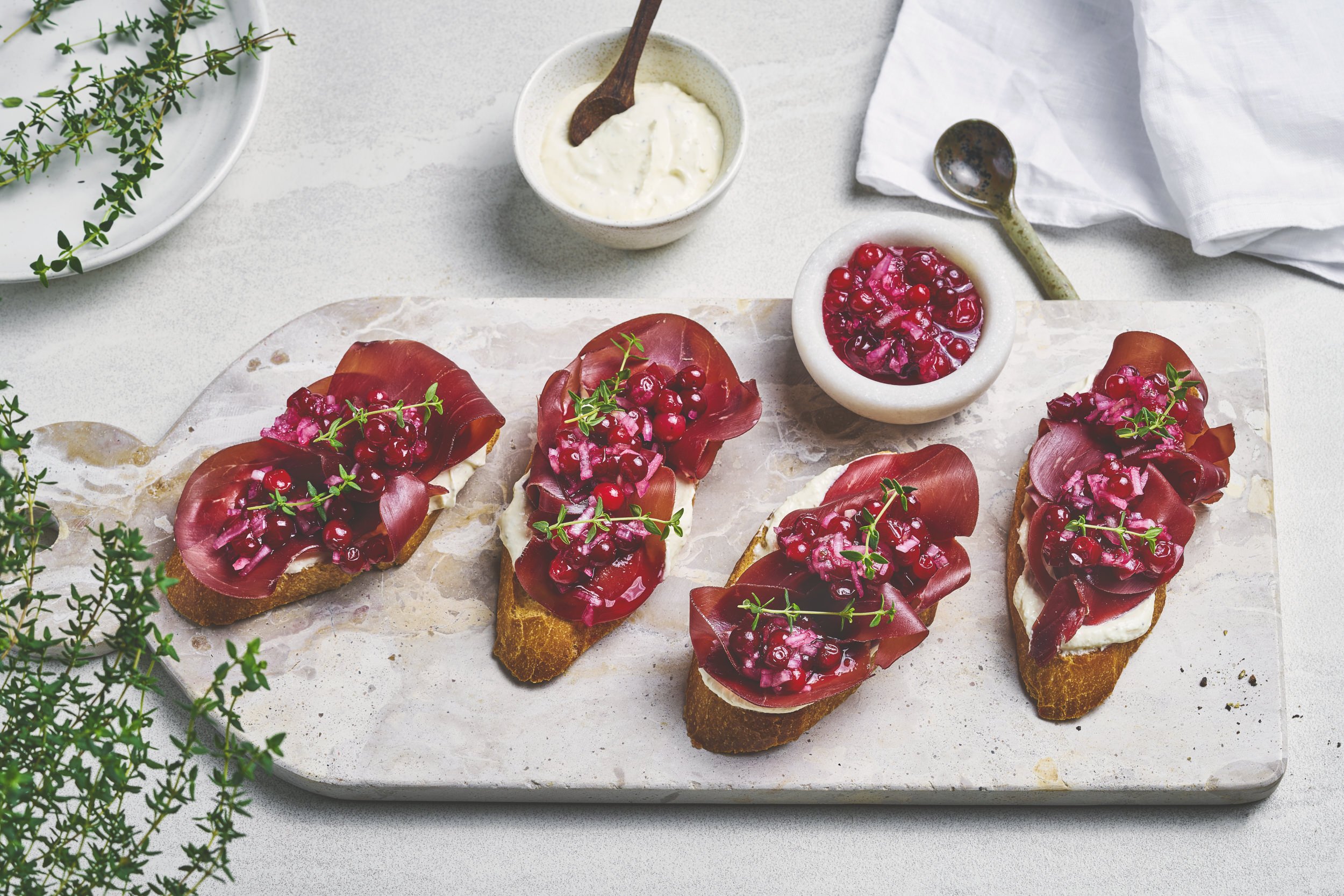 Toast med speket reinsdyrbiff, tyttebærsalsa og pepperrotkrem
