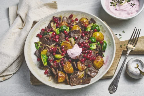 Finnbiffpanne med sprø poteter, rosenkål og tyttebærrømme — Finnmark Rein