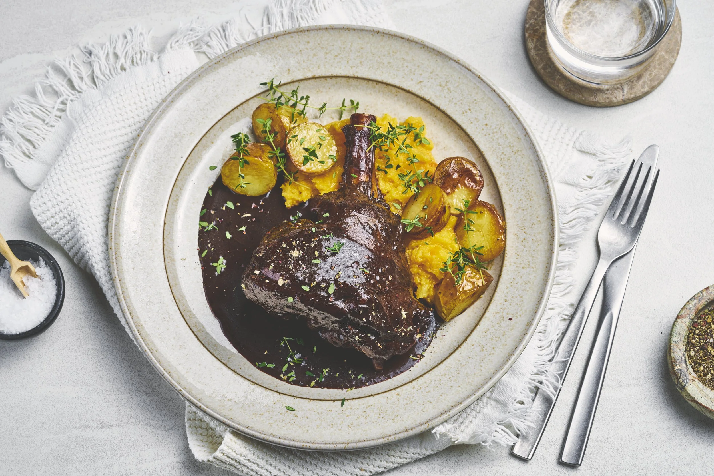 Langtidskokt reinsdyrskank med juleølsjy, kålrabistappe og sprø poteter ...