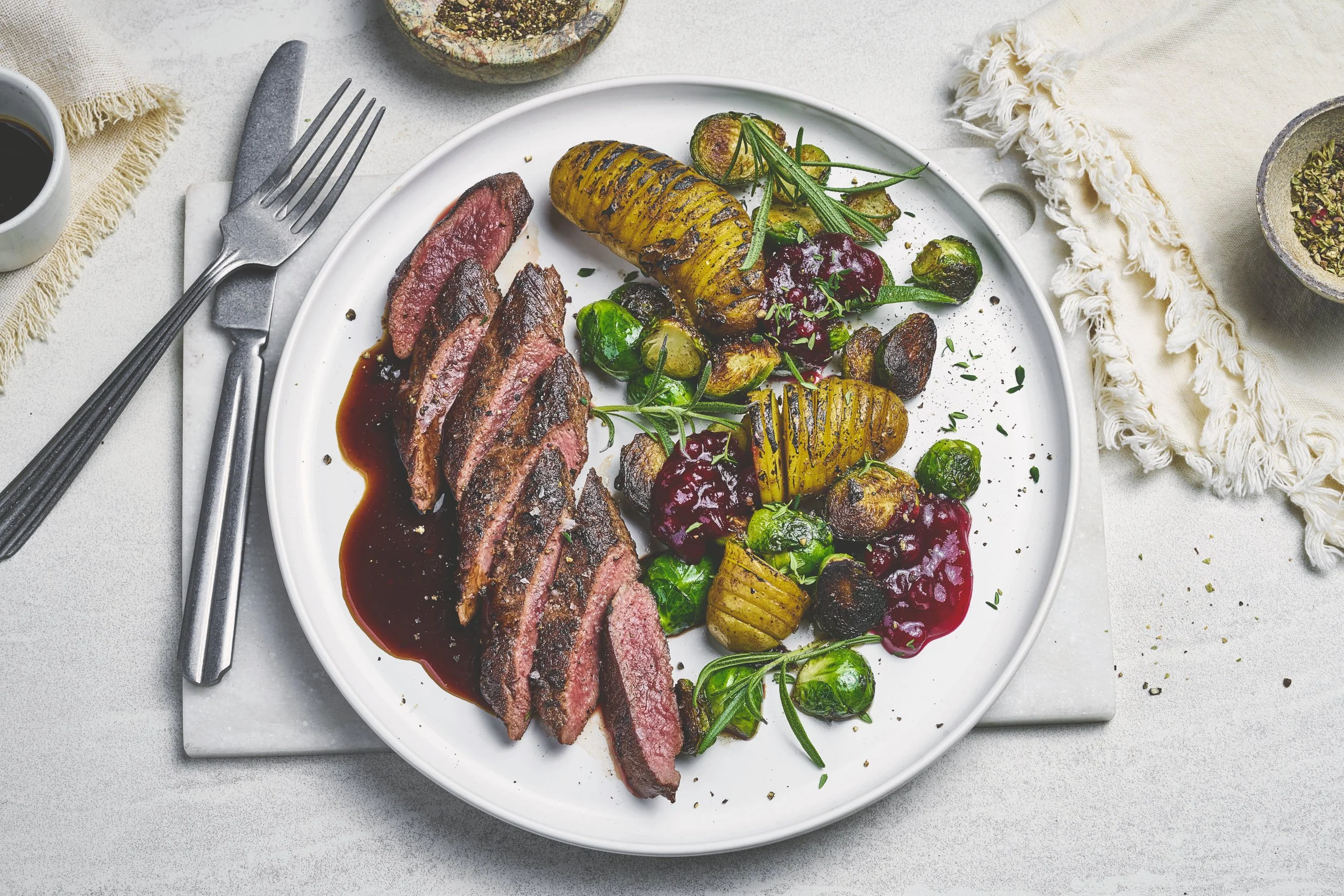 Ytrefilet av reinsdyr med portvinssaus, smørstekt rosenkål og ...