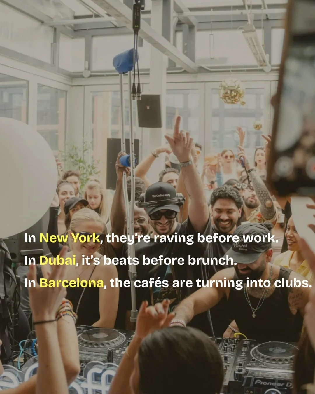 What if your best party of the summer… starts at 10AM?
From New York to Dubai, coffee raves are rewriting the rules of nightlife — with zero hangovers, full connection, and basslines before brunch.
And now, it’s Antwerp’s tur